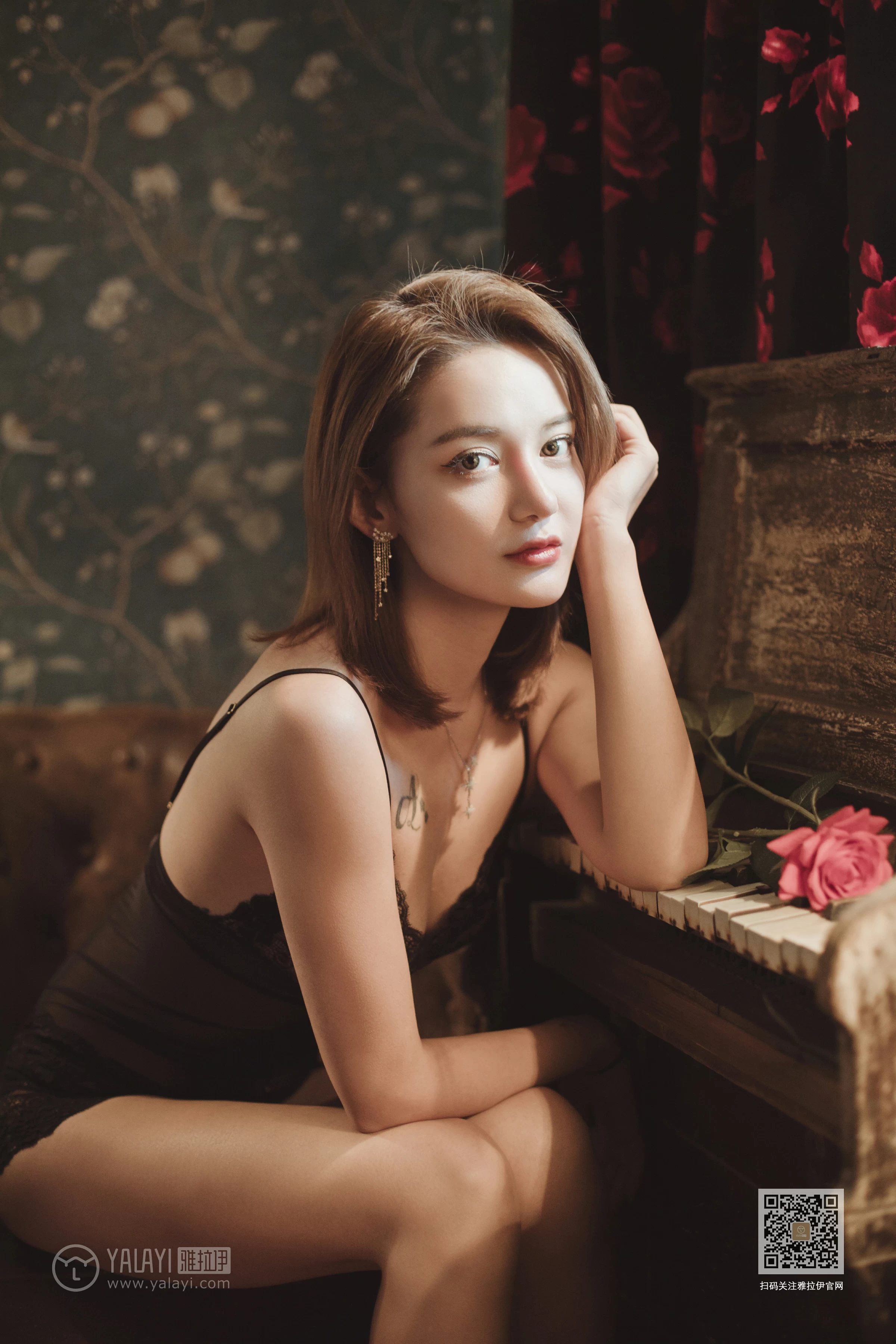 [YALAYI雅拉伊]Vol.519 绿里蔷薇 刘子扬 黑色透视情趣内衣性感私房写真集第2张