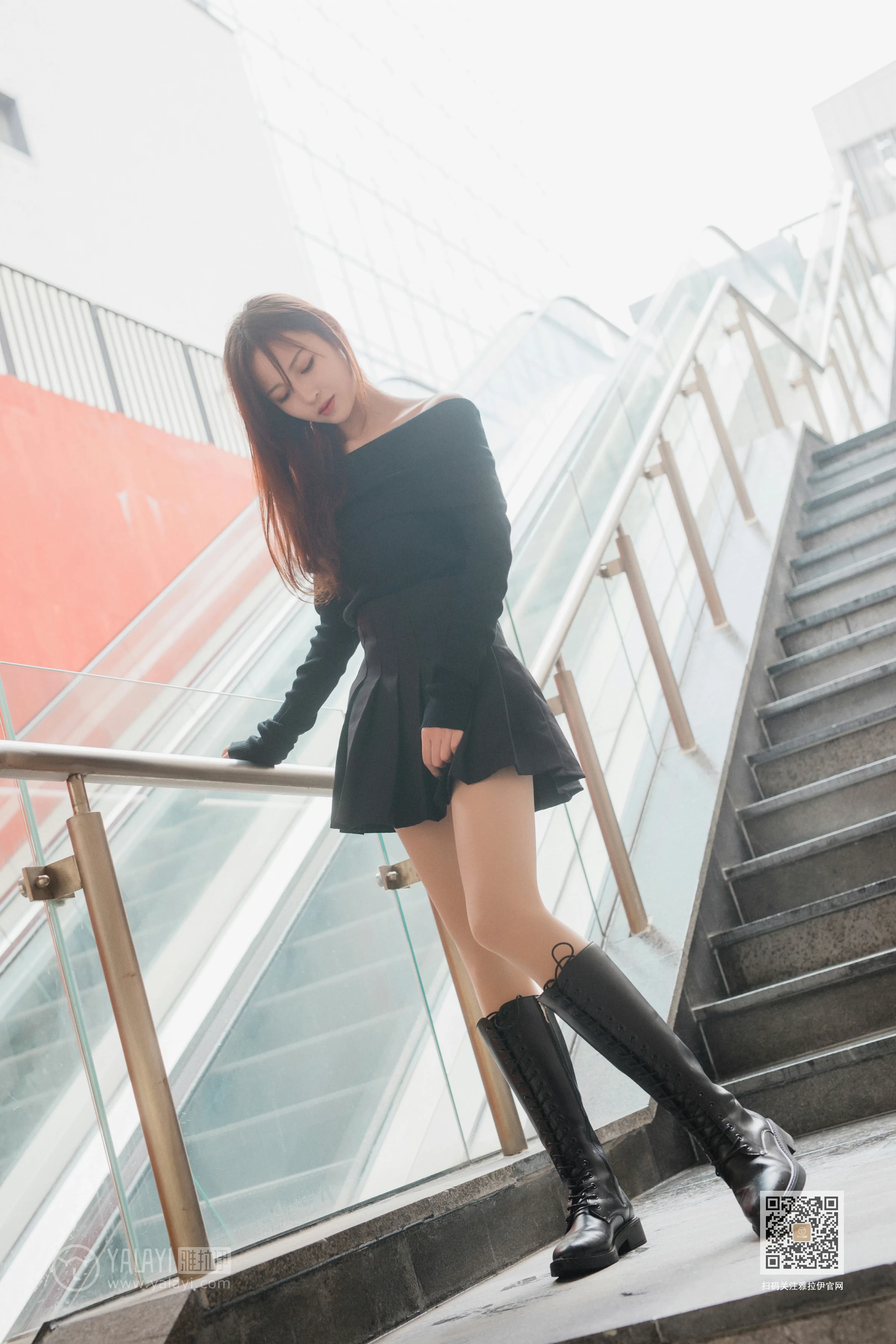 [YALAYI雅拉伊]Vol.520 广漂女孩儿 小五 黑色抹胸上衣加黑色短裙性感私房写真集第2张