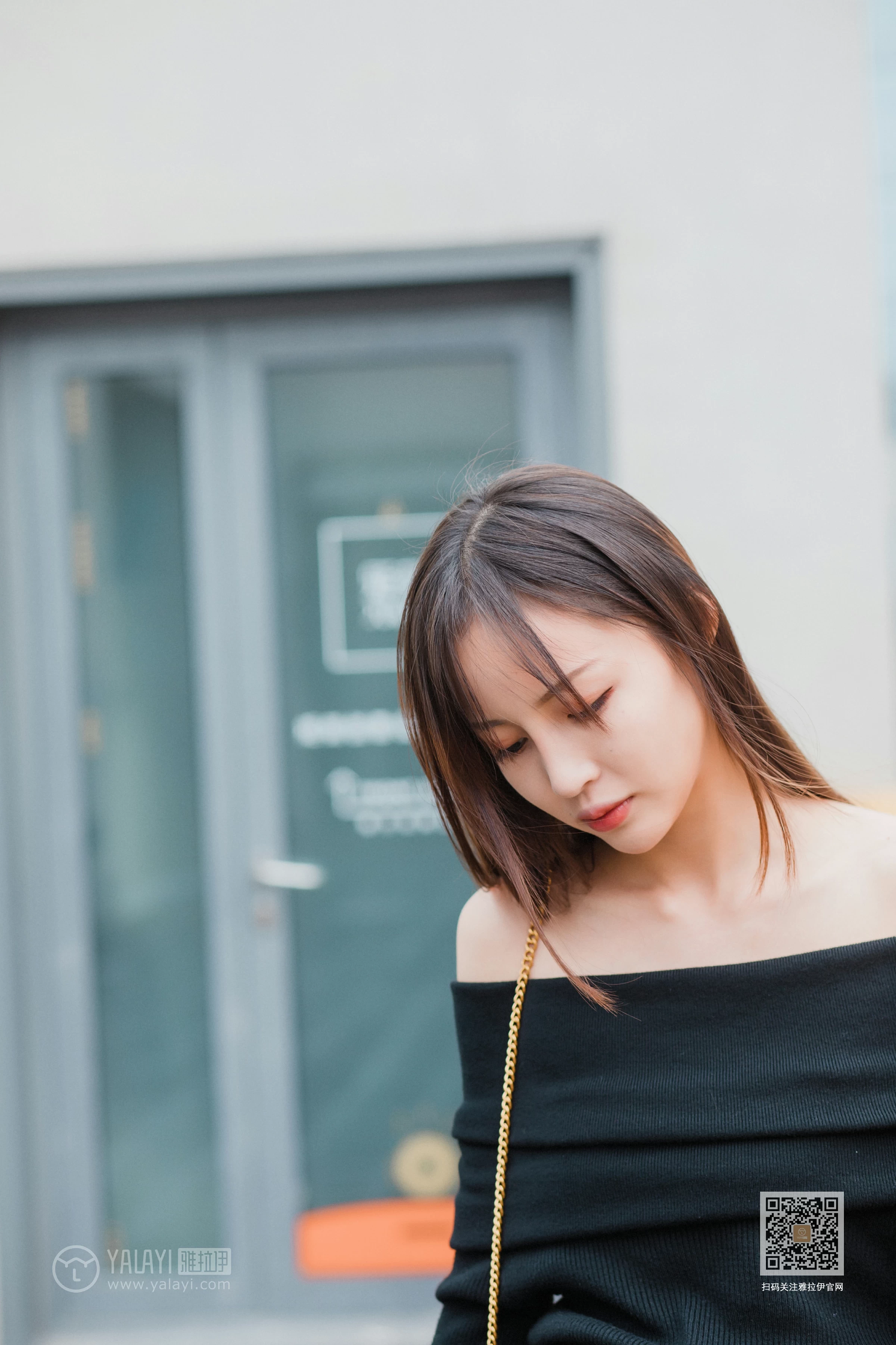 [YALAYI雅拉伊]Vol.520 广漂女孩儿 小五 黑色抹胸上衣加黑色短裙性感私房写真集第6张