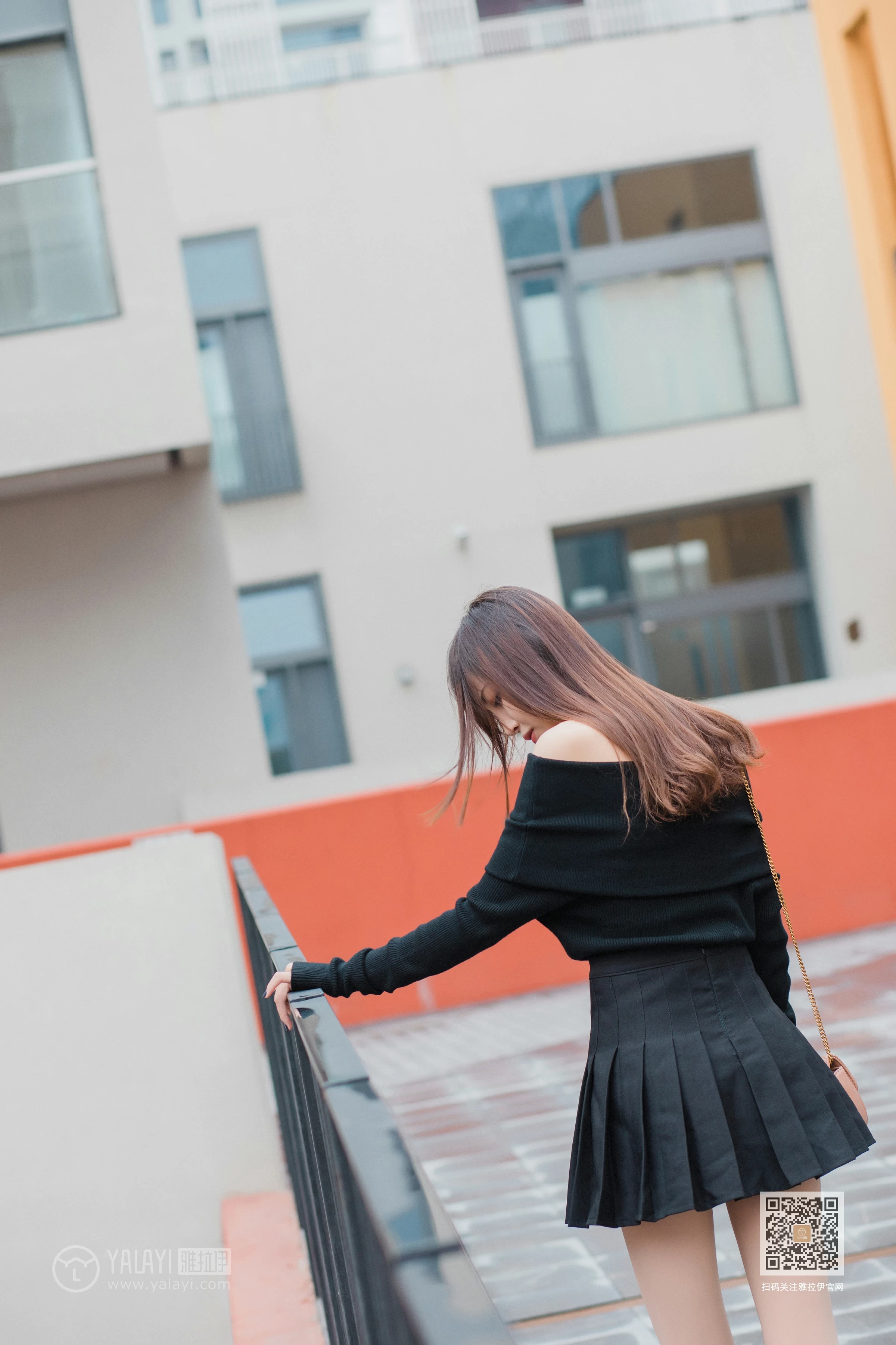 [YALAYI雅拉伊]Vol.520 广漂女孩儿 小五 黑色抹胸上衣加黑色短裙性感私房写真集第9张