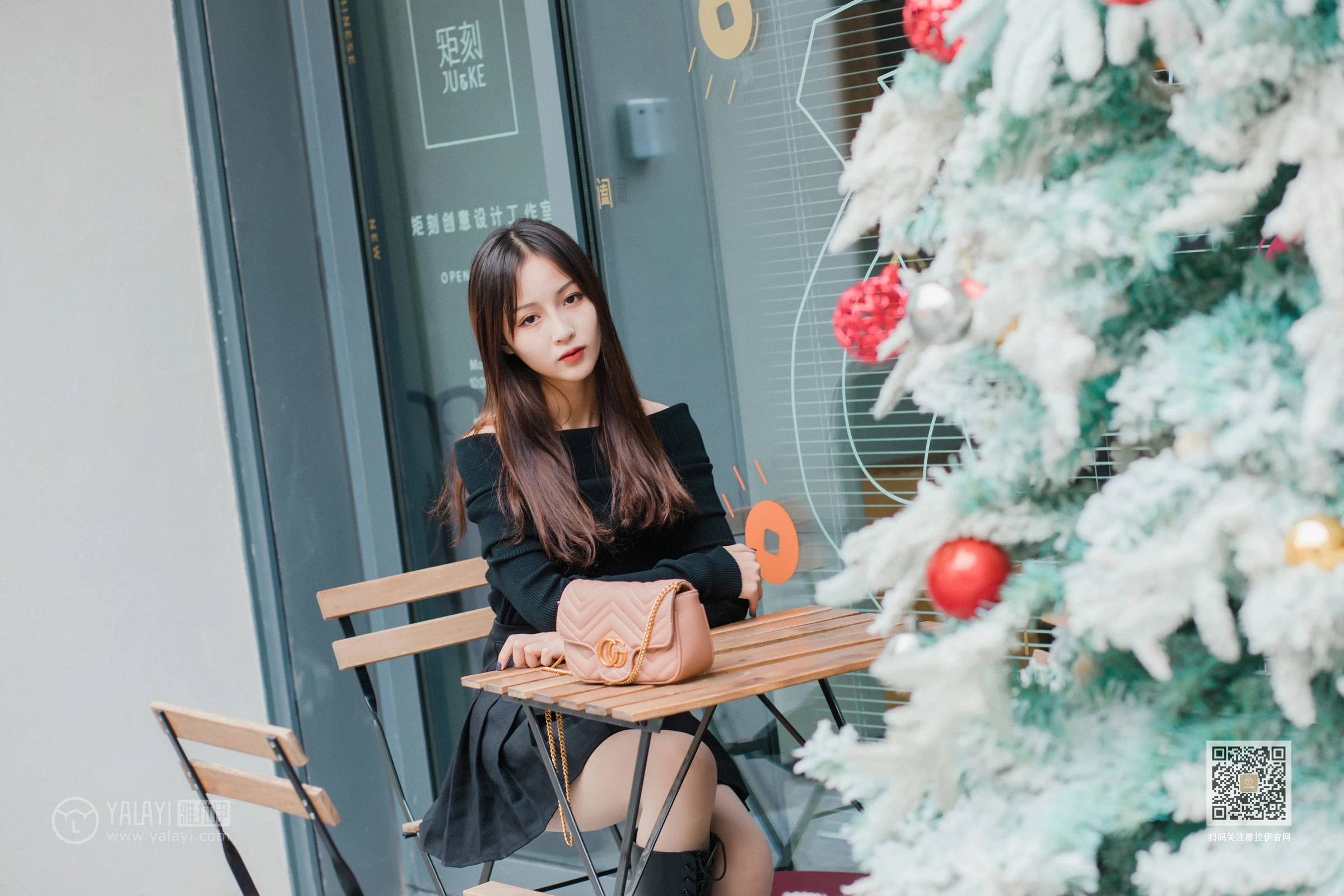 [YALAYI雅拉伊]Vol.520 广漂女孩儿 小五 黑色抹胸上衣加黑色短裙性感私房写真集第12张