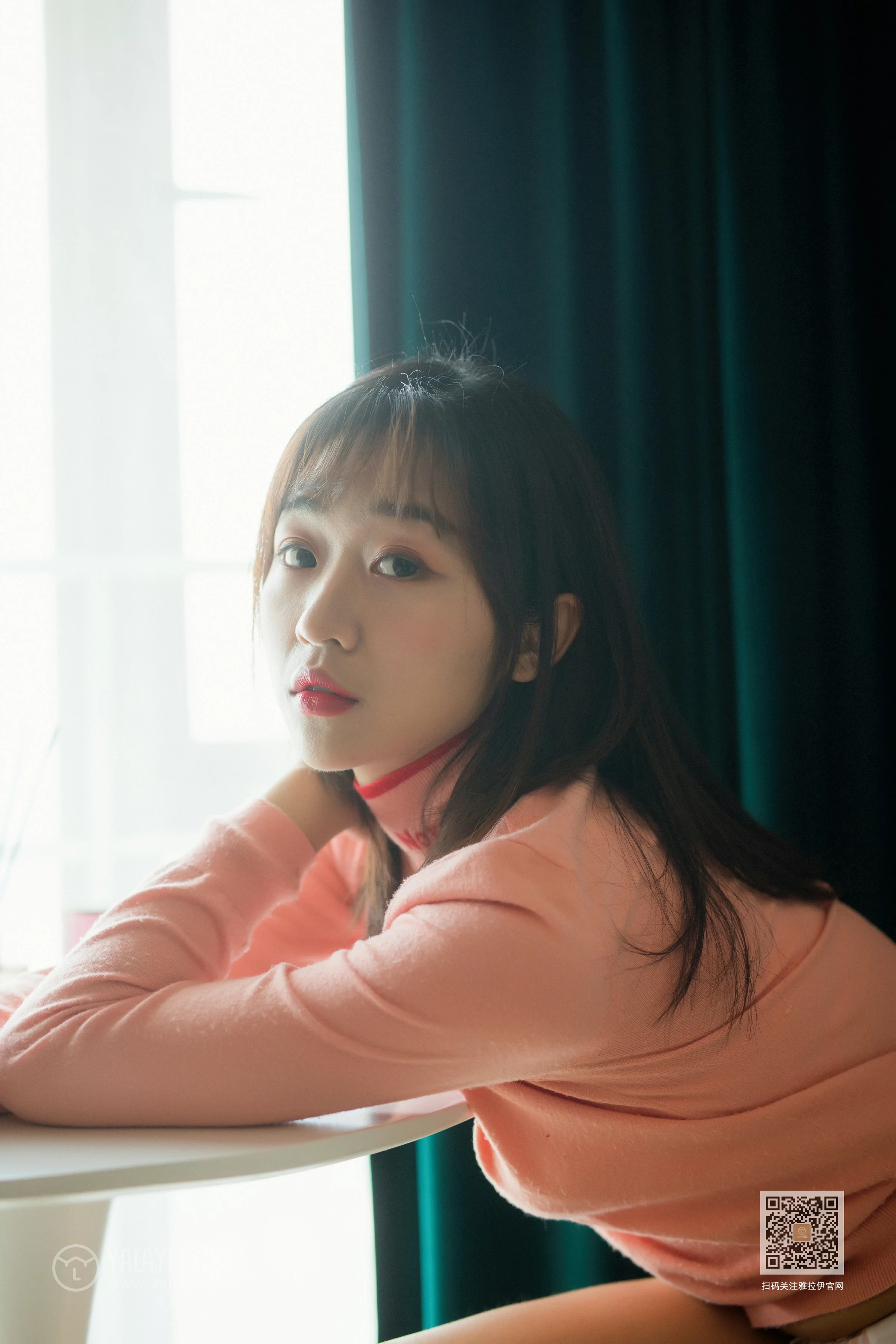 [YALAYI雅拉伊]Vol.531 穿毛衣好热 小颖 粉色毛衣加粉色内衣性感私房写真集第4张