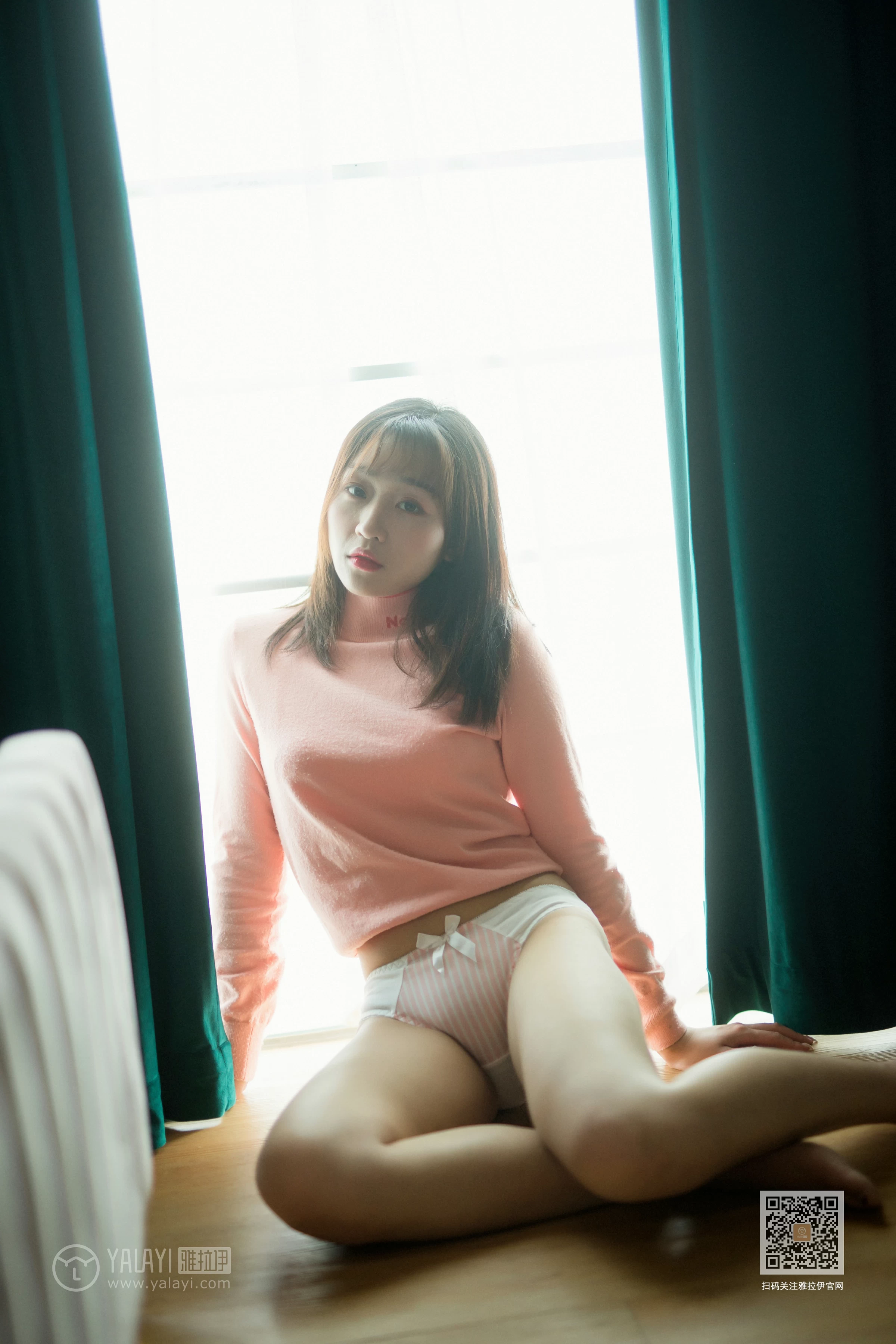 [YALAYI雅拉伊]Vol.531 穿毛衣好热 小颖 粉色毛衣加粉色内衣性感私房写真集第5张