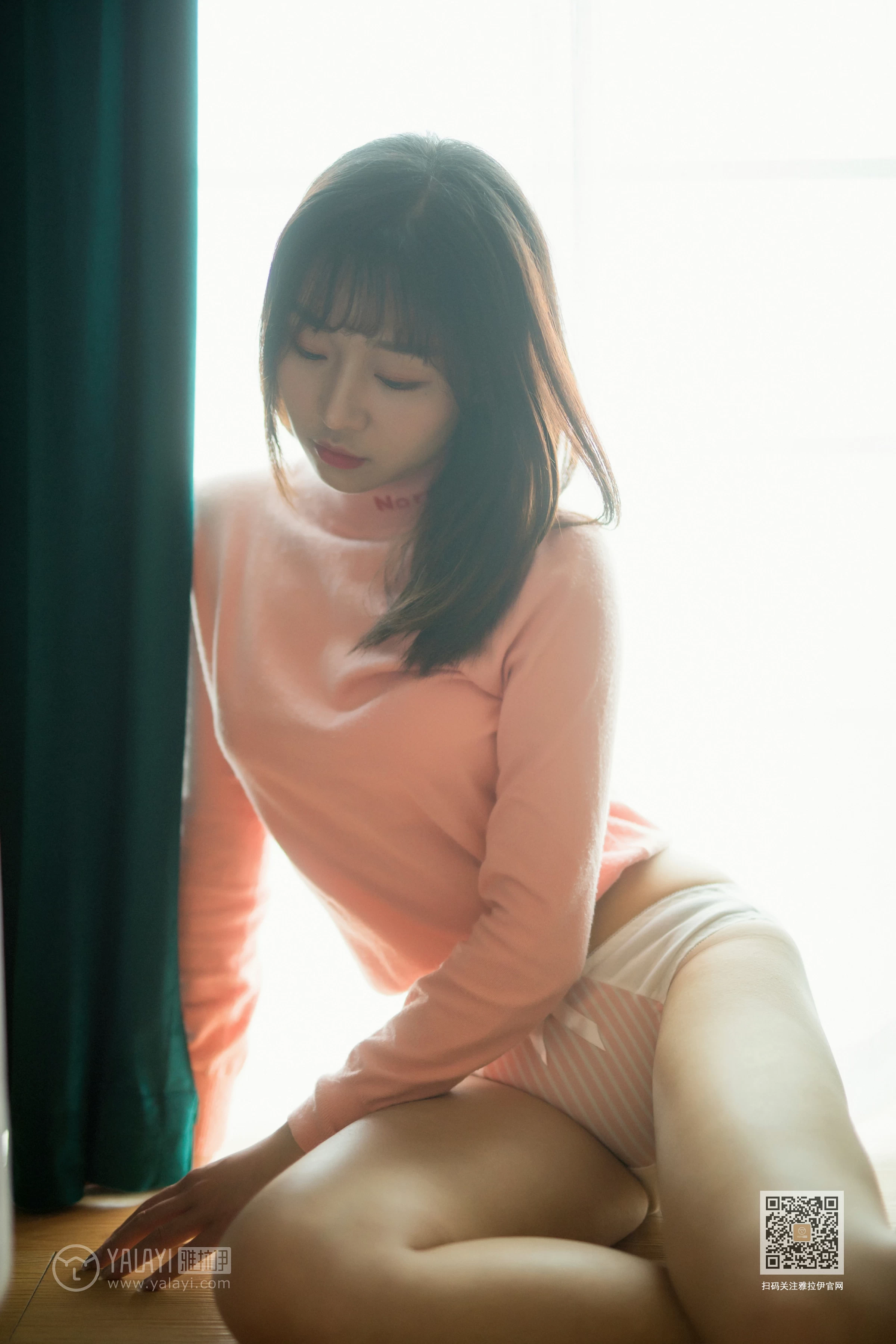 [YALAYI雅拉伊]Vol.531 穿毛衣好热 小颖 粉色毛衣加粉色内衣性感私房写真集第6张