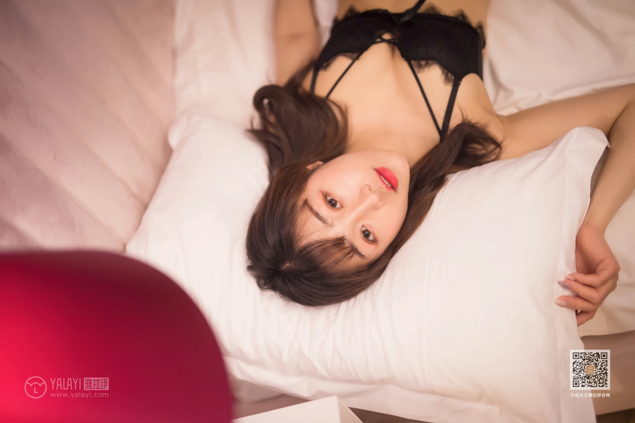 [YALAYI雅拉伊]Vol.537 撒娇女友最好命 小颖 黑色蕾丝情趣内衣性感私房写真集第10张