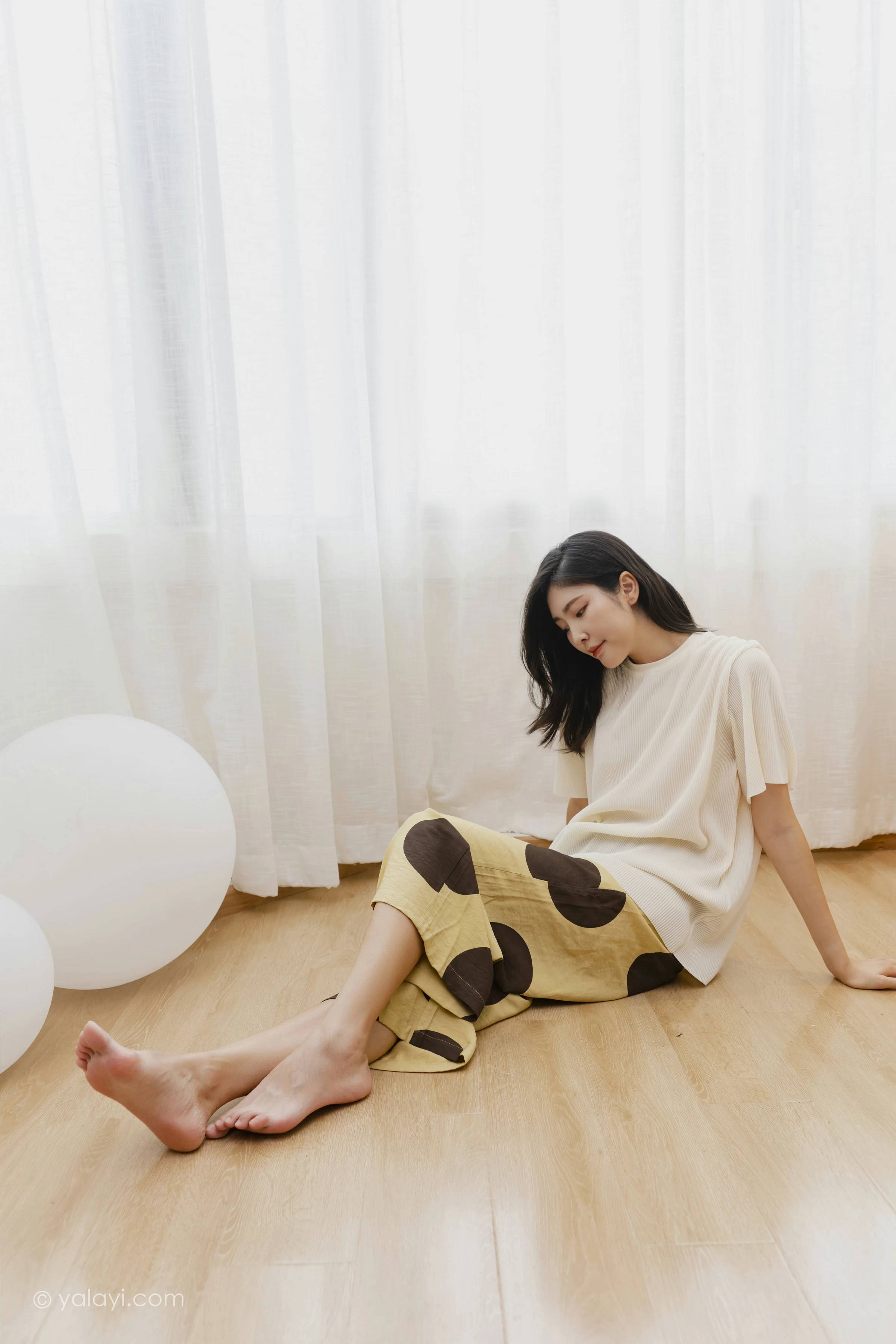 [YALAYI雅拉伊]NO.698 《亲爱的请放松》 苍儿 白色短袖加黄色短裤居家私房写真集第8张