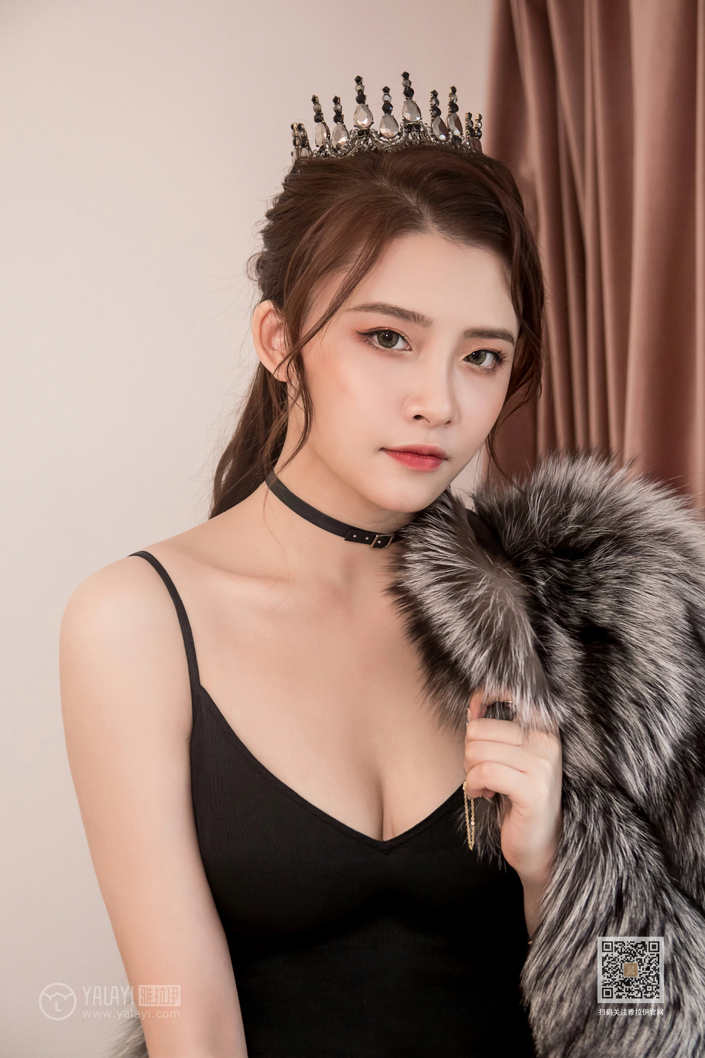 [YALAYI雅拉伊]Vol.525 我的女皇 赵洁 黑色吊带开叉连衣裙性感私房写真集第9张