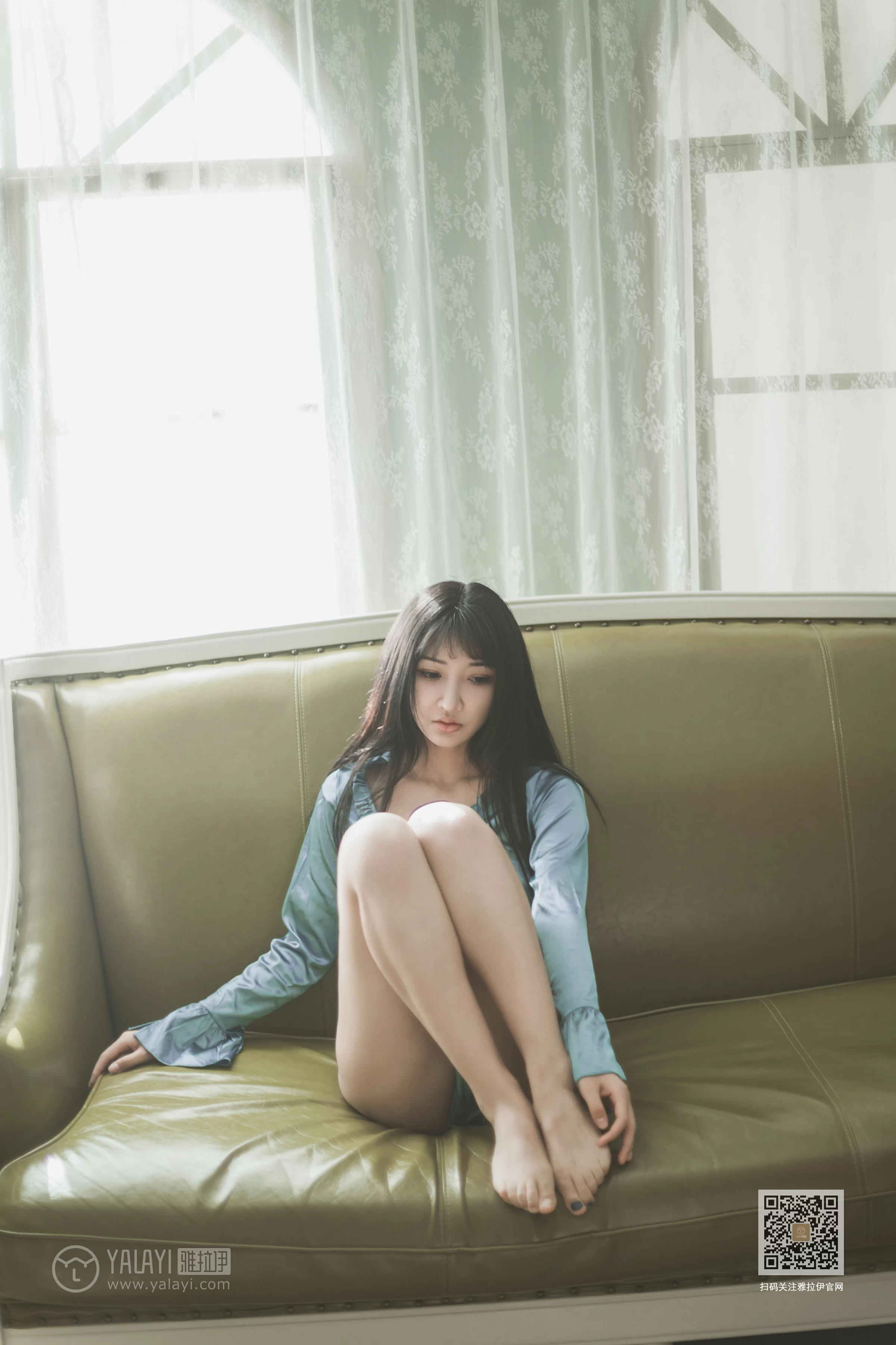 [YALAYI雅拉伊]Vol.527 坐我身边 韩熙 银色高腰上衣加情趣短裙性感私房写真集第2张