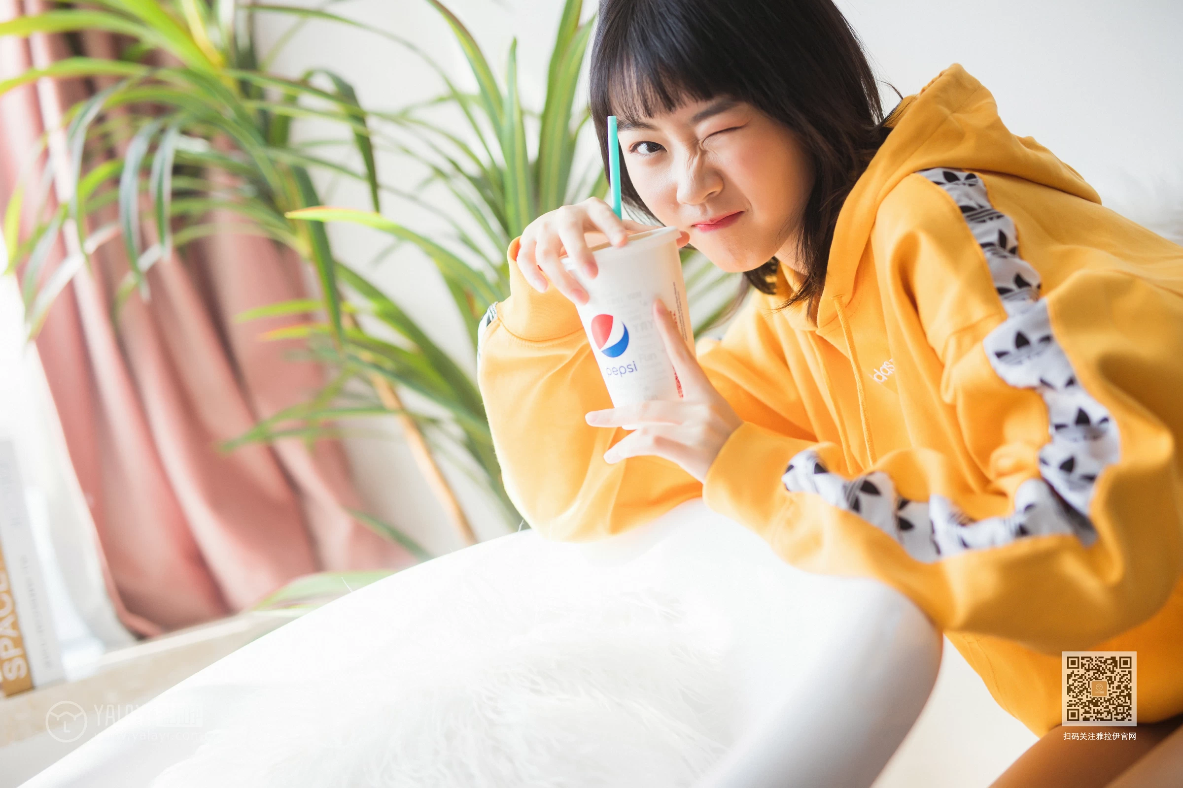 [YALAYI雅拉伊]Vol.528 缤纷阳光 粉粉 橙色卫衣加白色性感内衣私房写真集第1张