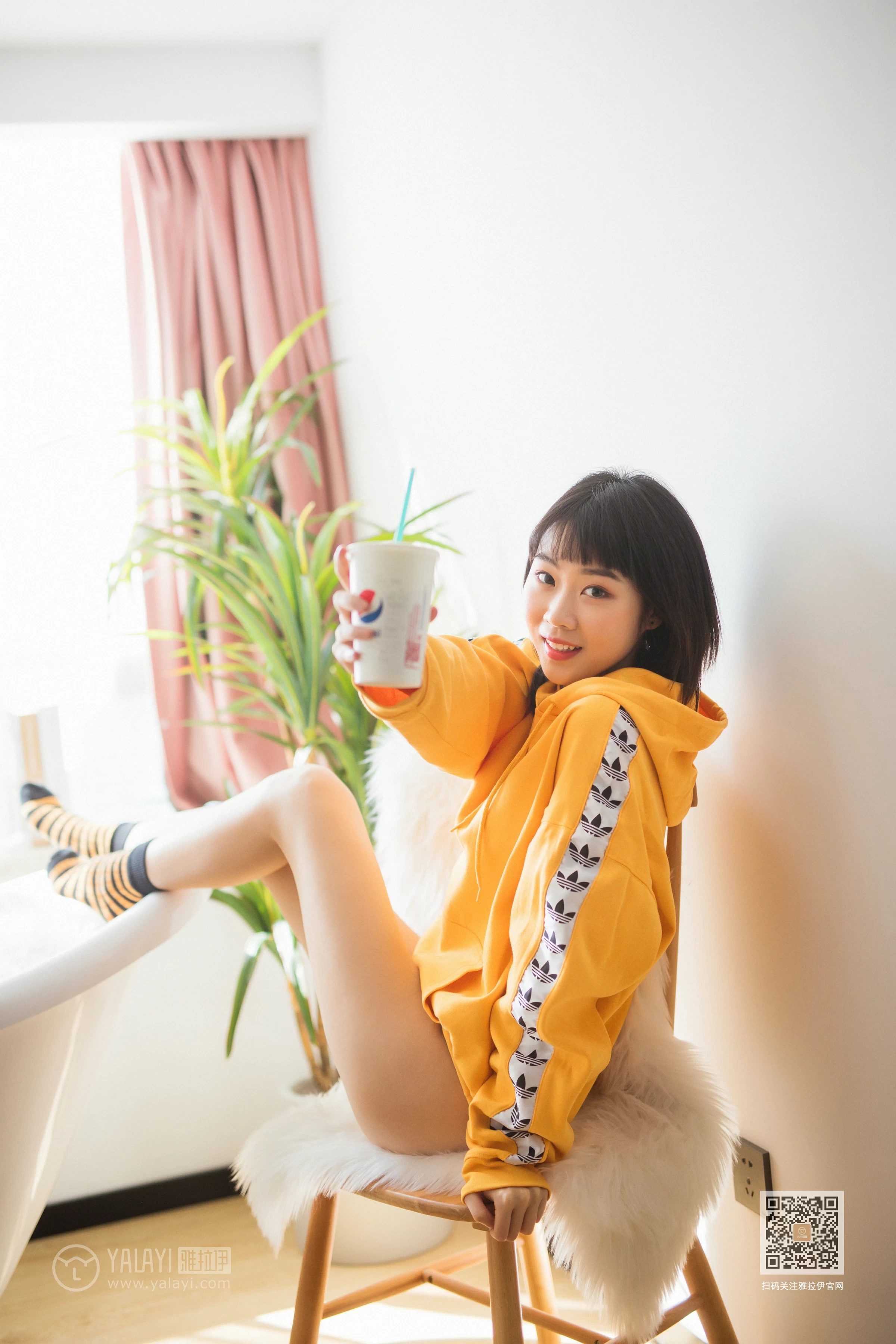 [YALAYI雅拉伊]Vol.528 缤纷阳光 粉粉 橙色卫衣加白色性感内衣私房写真集第3张