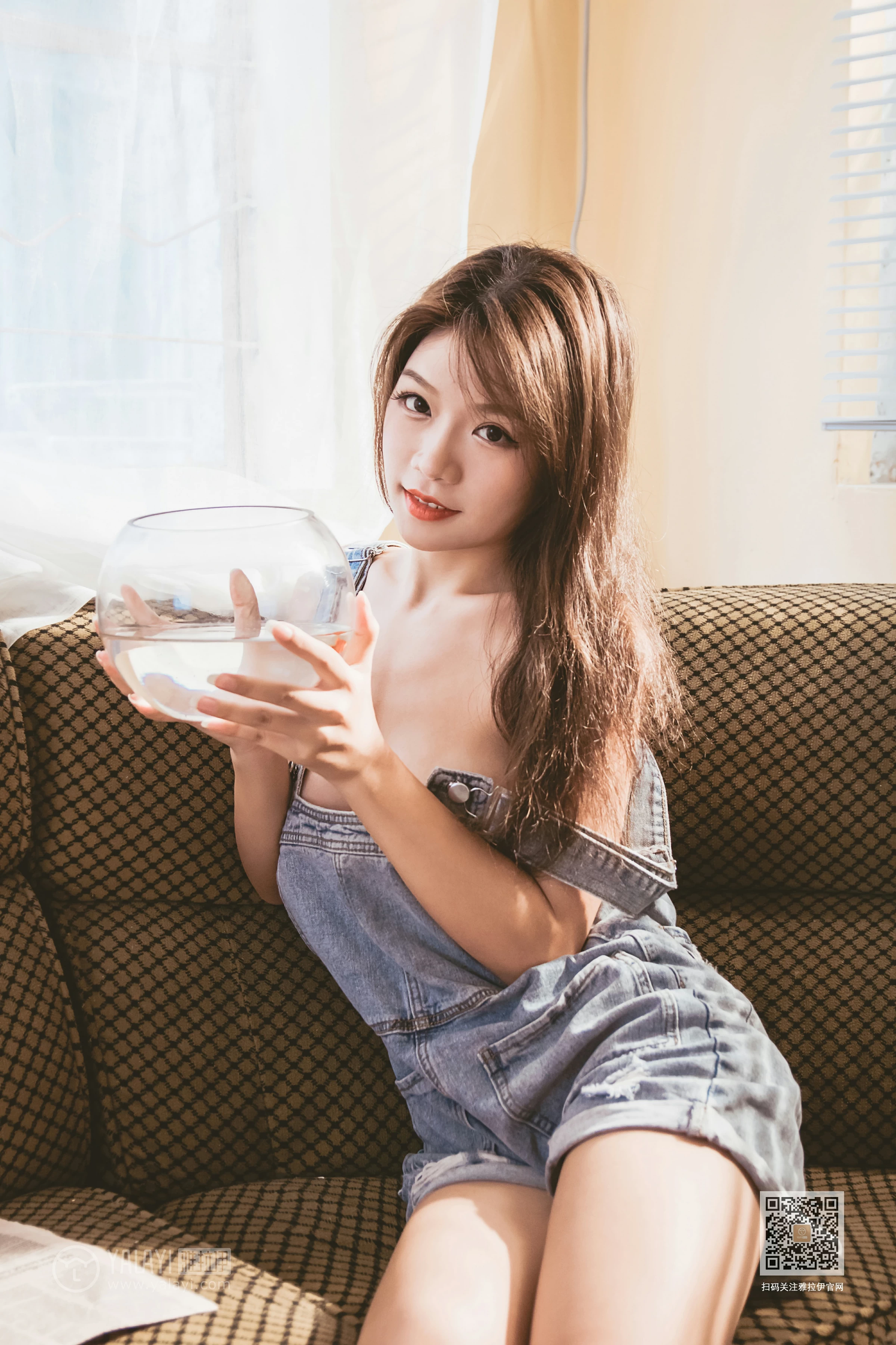 [YALAYI雅拉伊]Vol.541 真空牛仔裤 慧儿 背带连身短裤性感私房写真集第9张