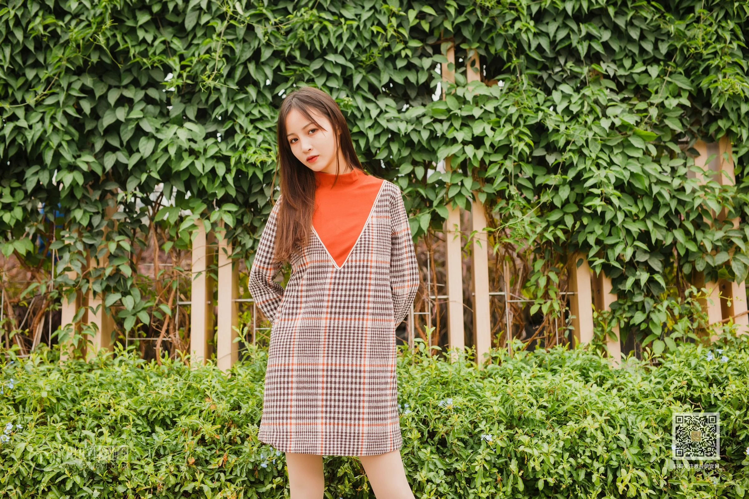 [YALAYI雅拉伊]Vol.543 郊游 小五 连身大衣加灰色长靴清纯私房写真集第9张