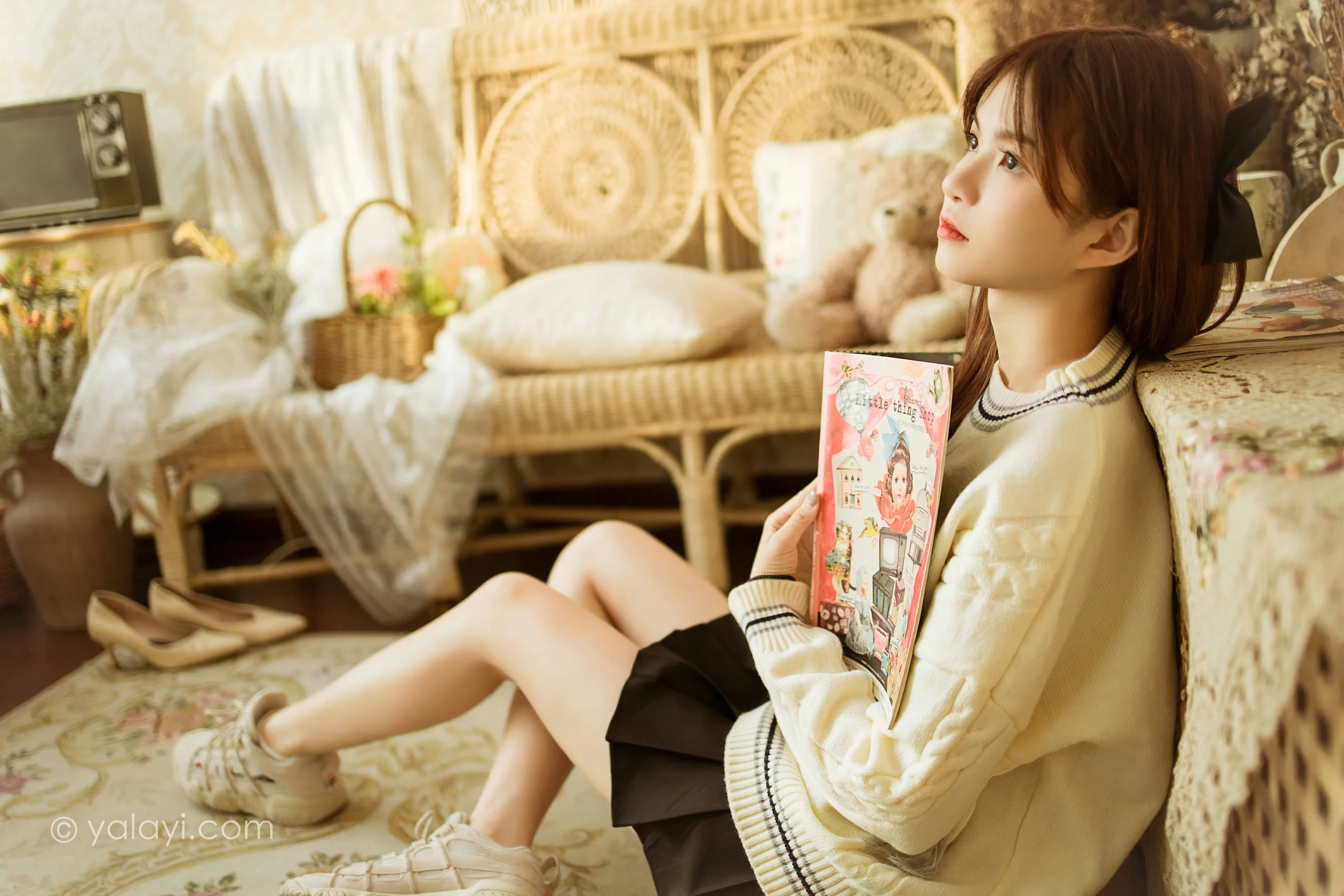 [YALAYI雅拉伊]2021.12.14 可爱小熊 茹莎 白色毛衣加黑色短裙居家私房写真集第13张