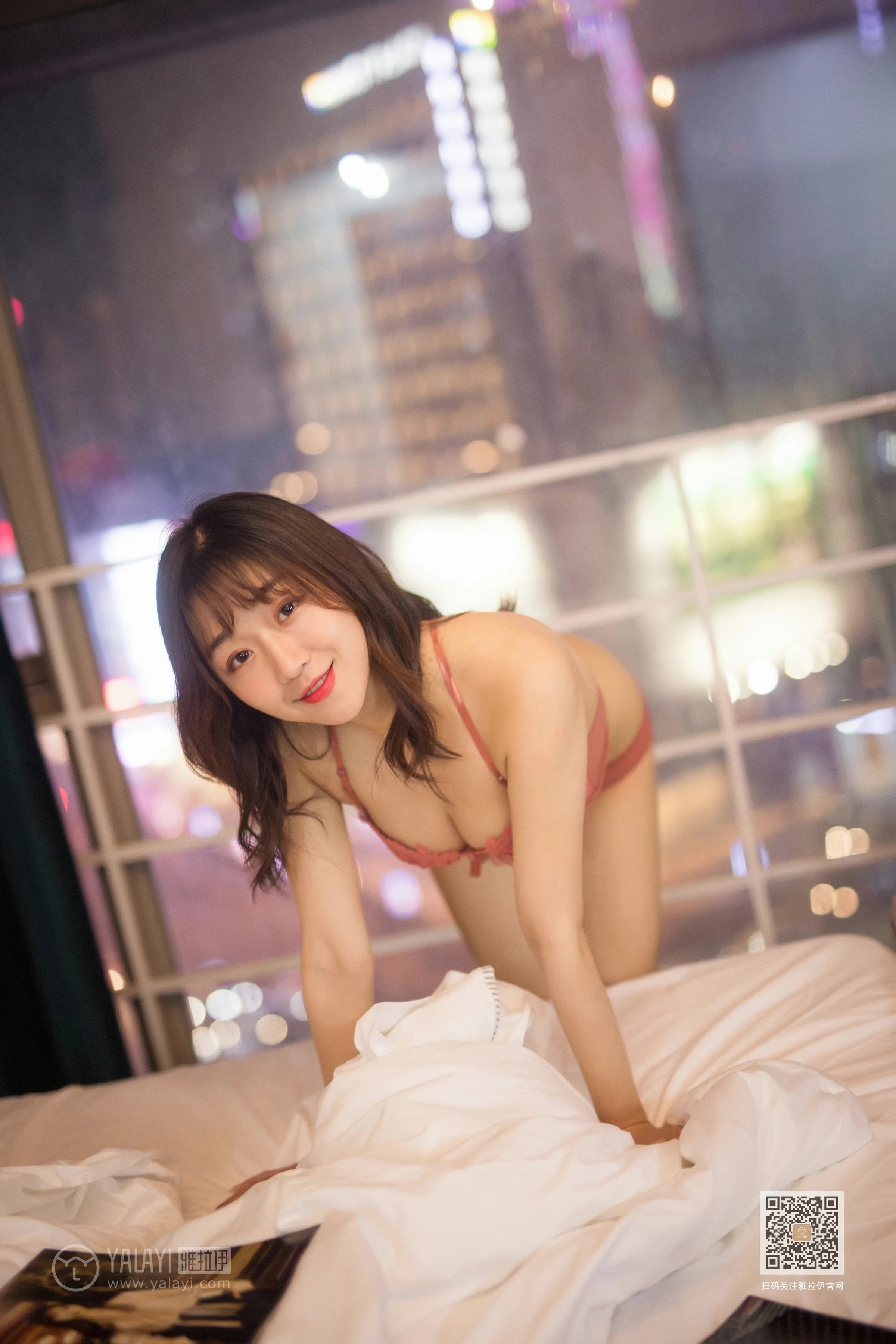 [YALAYI雅拉伊]Vol.551 六十六楼往下看 小颖 红色蕾丝内衣性感私房写真集第11张