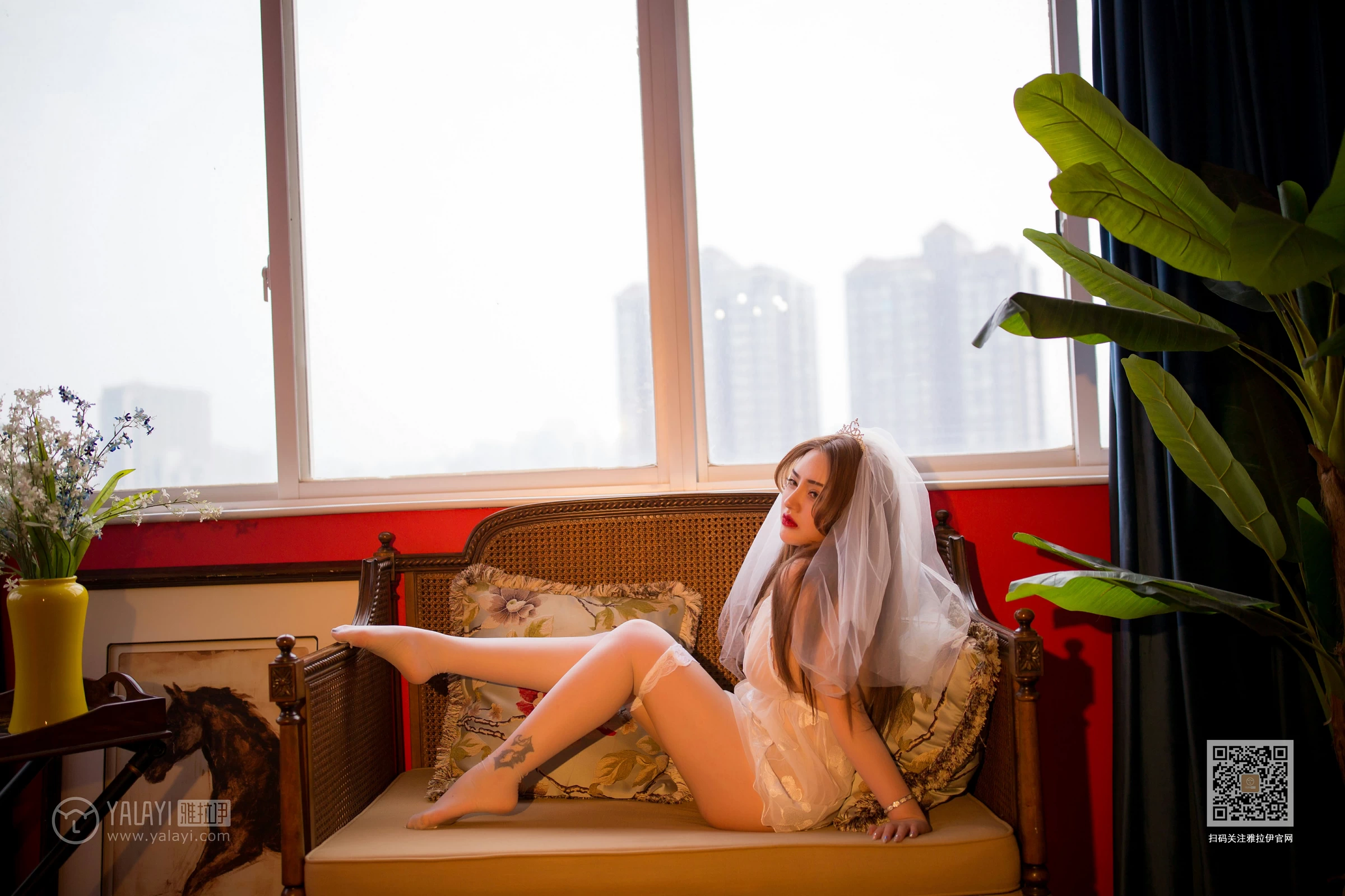 [YALAYI雅拉伊]Vol.555 专属新娘 芸夕 透视情趣婚纱加白色丝袜美腿玉足性感私房写真集第13张