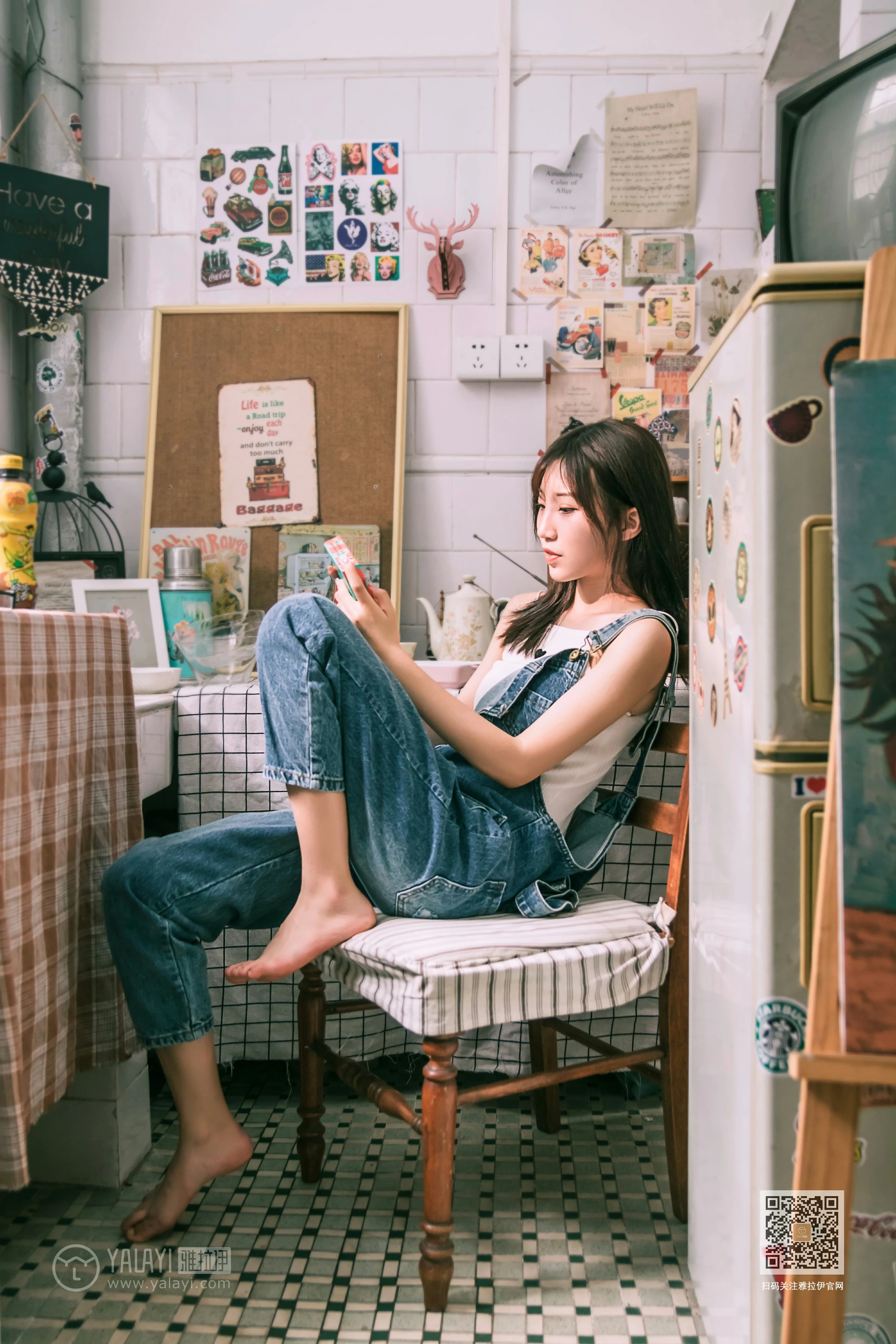 [YALAYI雅拉伊]Vol.559 我的前女友 小乔 背带牛仔连身裤加白色性感小背心私房写真集第2张