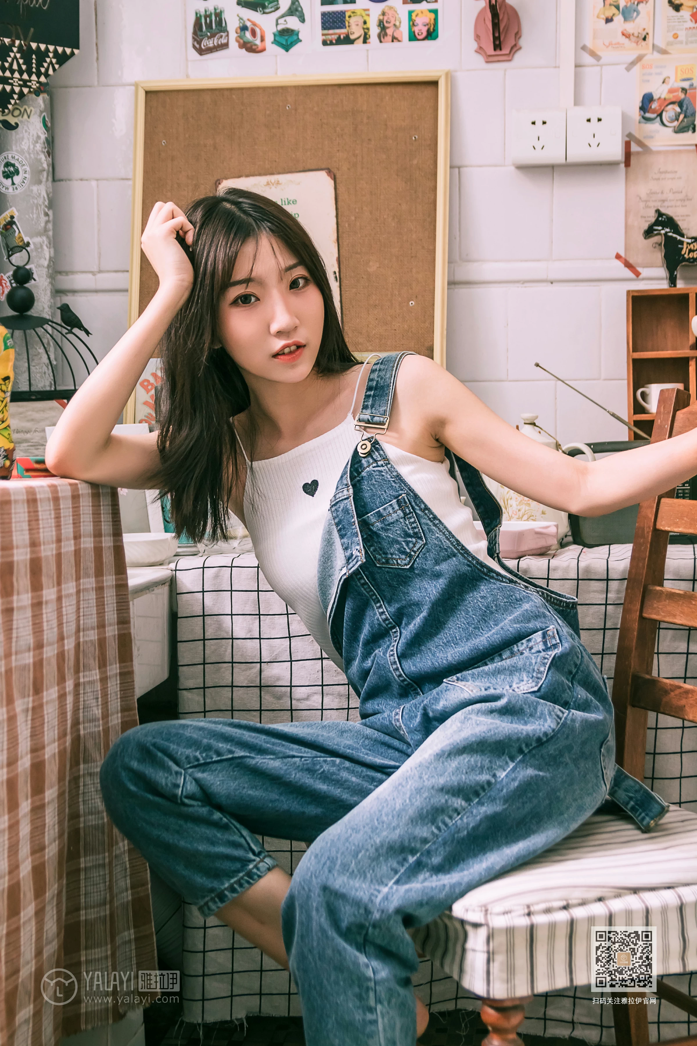 [YALAYI雅拉伊]Vol.559 我的前女友 小乔 背带牛仔连身裤加白色性感小背心私房写真集第2张