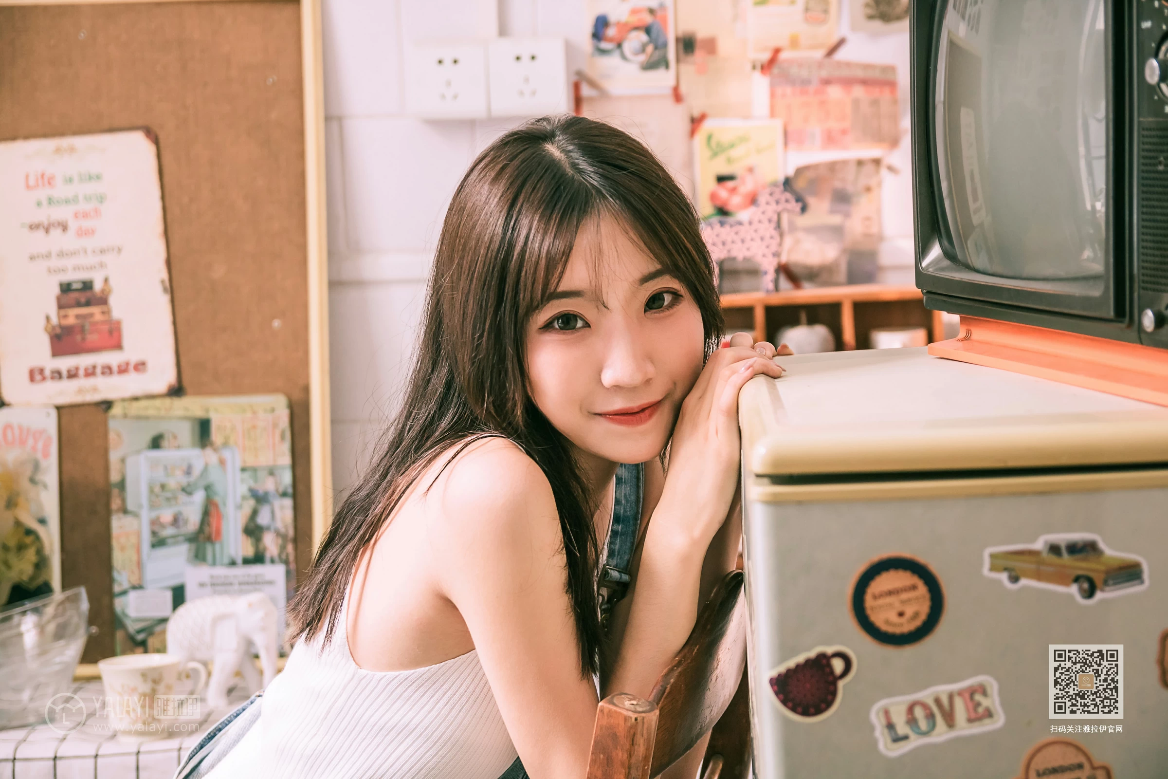 [YALAYI雅拉伊]Vol.559 我的前女友 小乔 背带牛仔连身裤加白色性感小背心私房写真集第4张