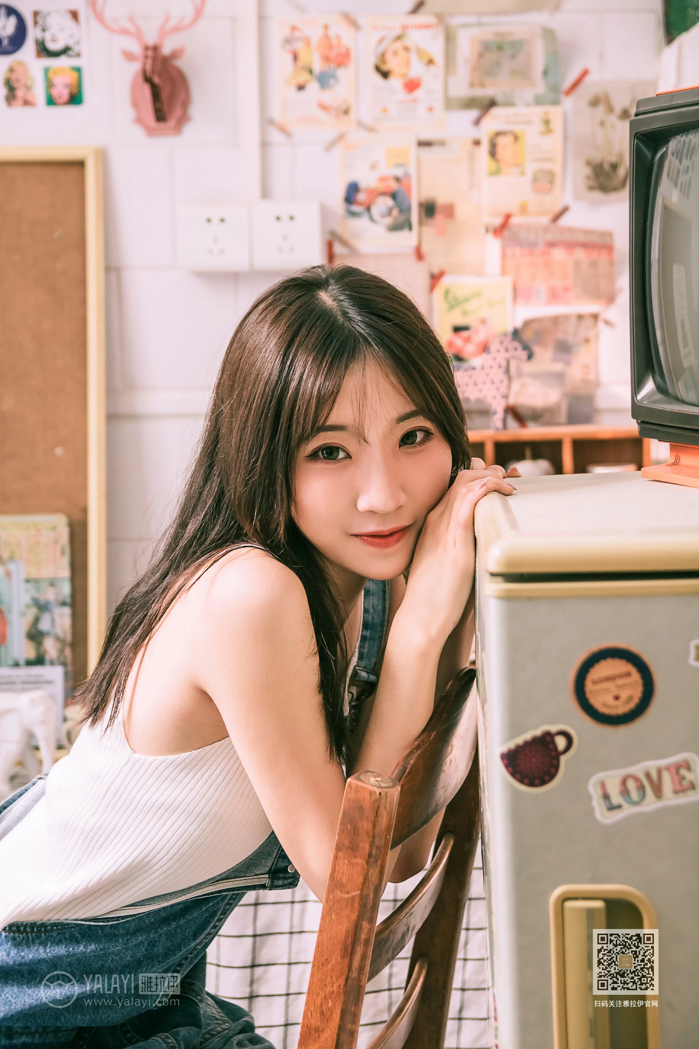 [YALAYI雅拉伊]Vol.559 我的前女友 小乔 背带牛仔连身裤加白色性感小背心私房写真集第4张
