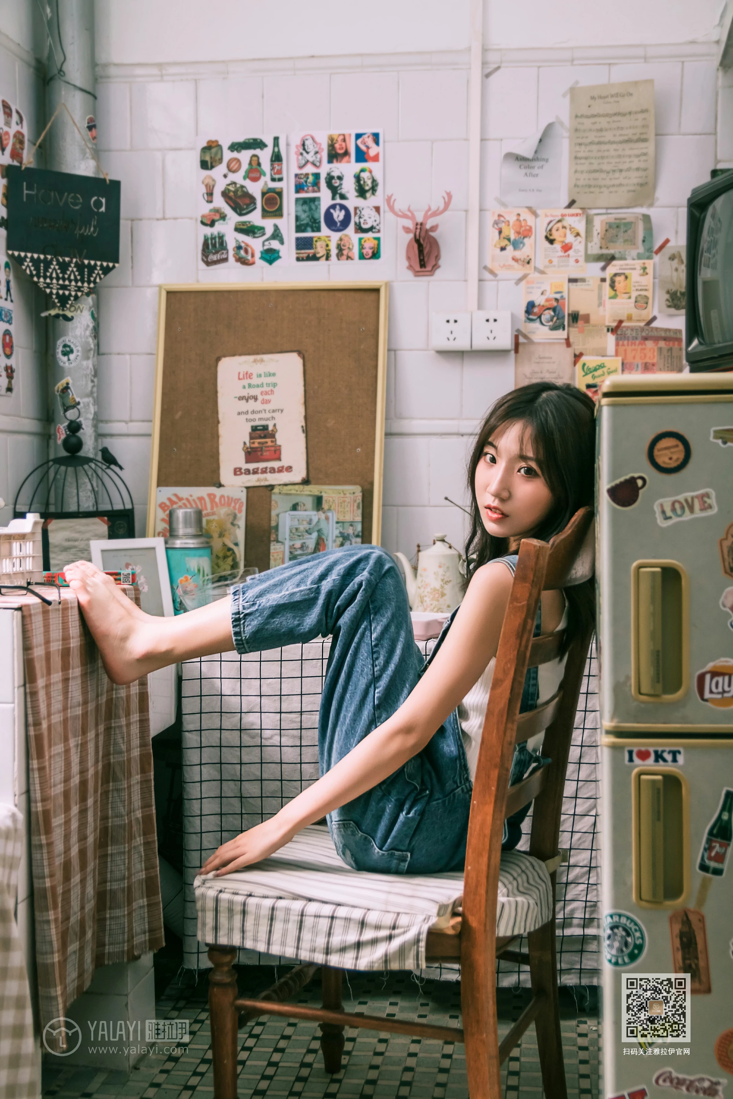 [YALAYI雅拉伊]Vol.559 我的前女友 小乔 背带牛仔连身裤加白色性感小背心私房写真集第5张