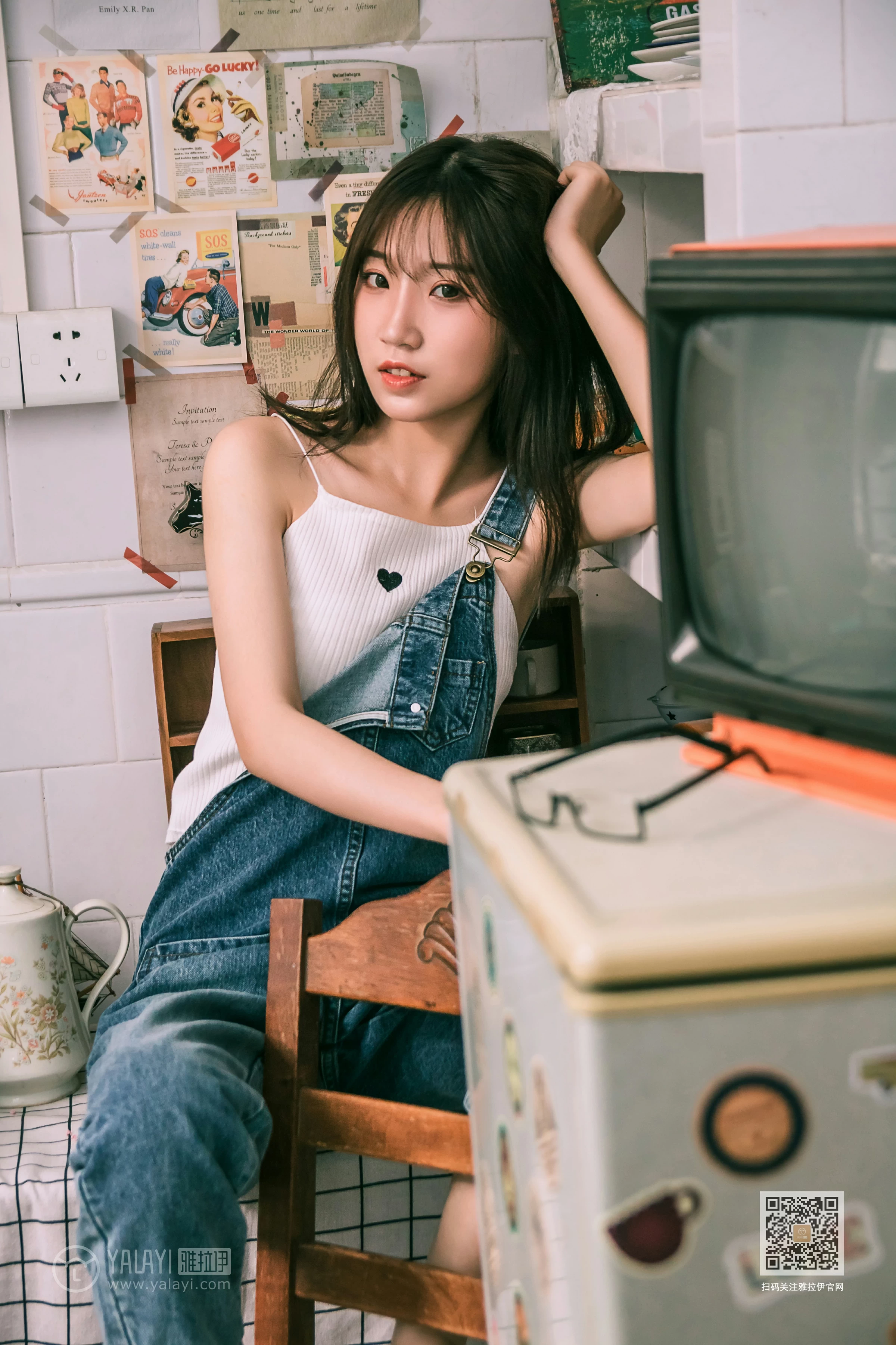 [YALAYI雅拉伊]Vol.559 我的前女友 小乔 背带牛仔连身裤加白色性感小背心私房写真集第8张
