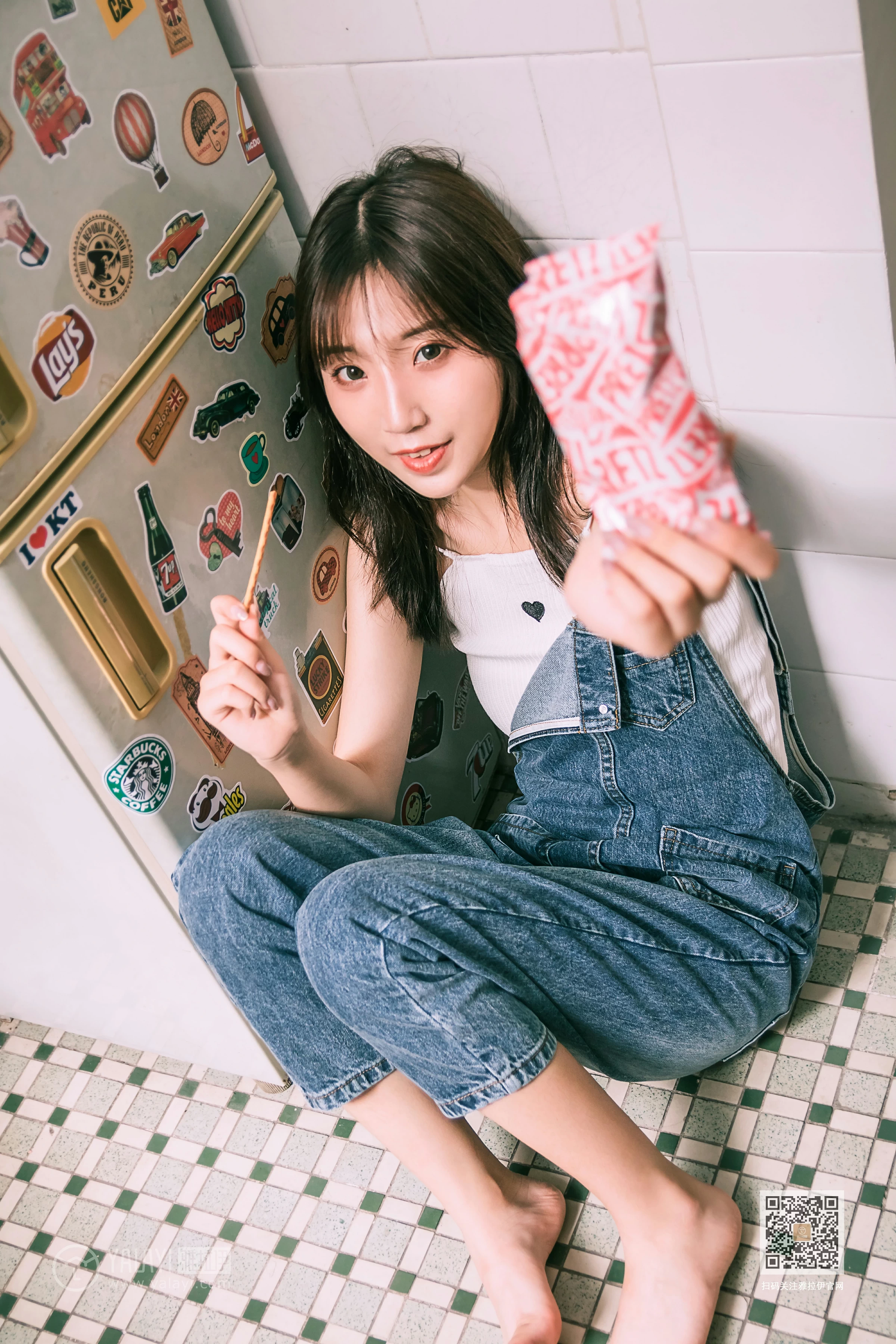 [YALAYI雅拉伊]Vol.559 我的前女友 小乔 背带牛仔连身裤加白色性感小背心私房写真集第12张