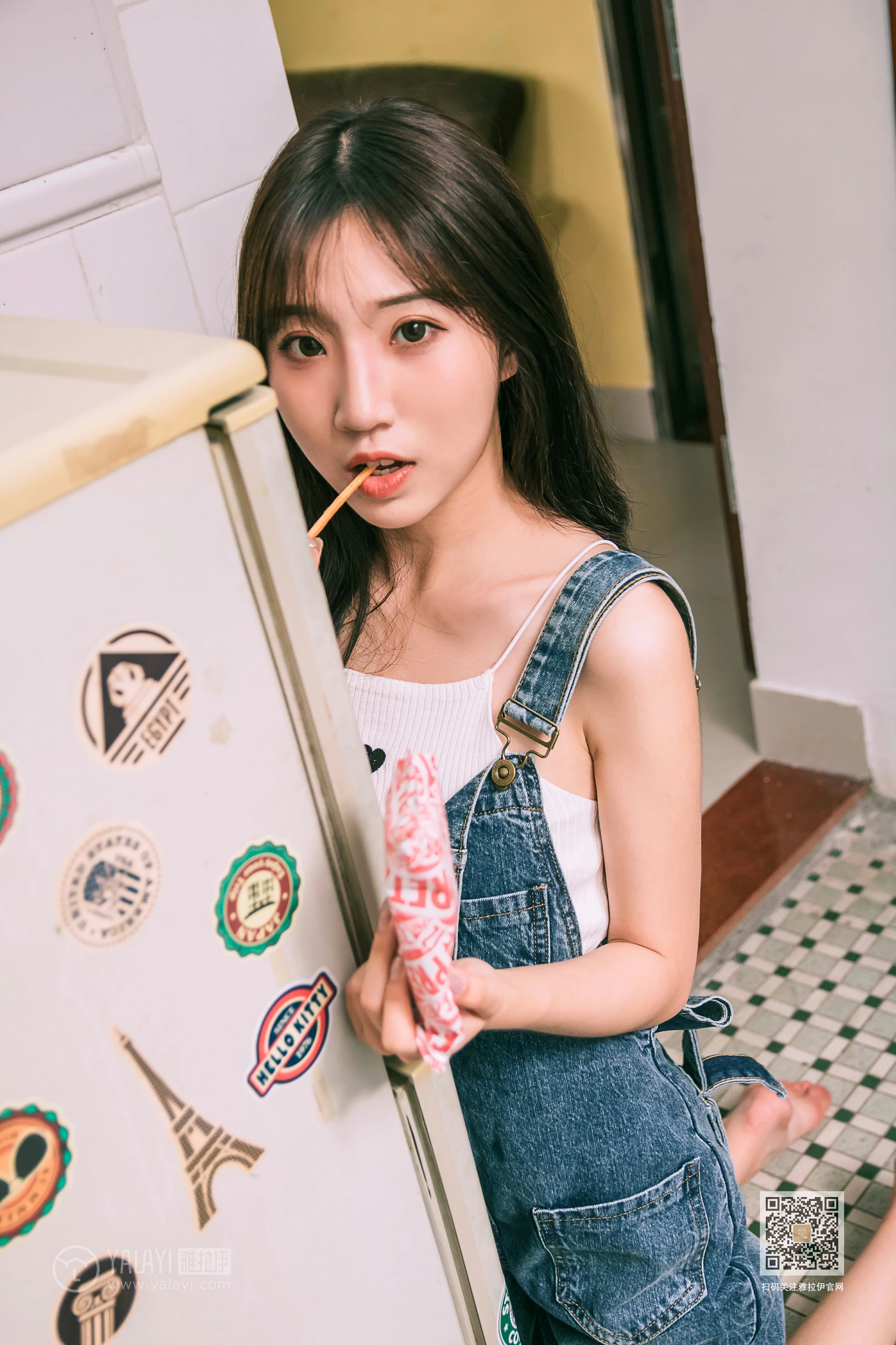 [YALAYI雅拉伊]Vol.559 我的前女友 小乔 背带牛仔连身裤加白色性感小背心私房写真集第12张