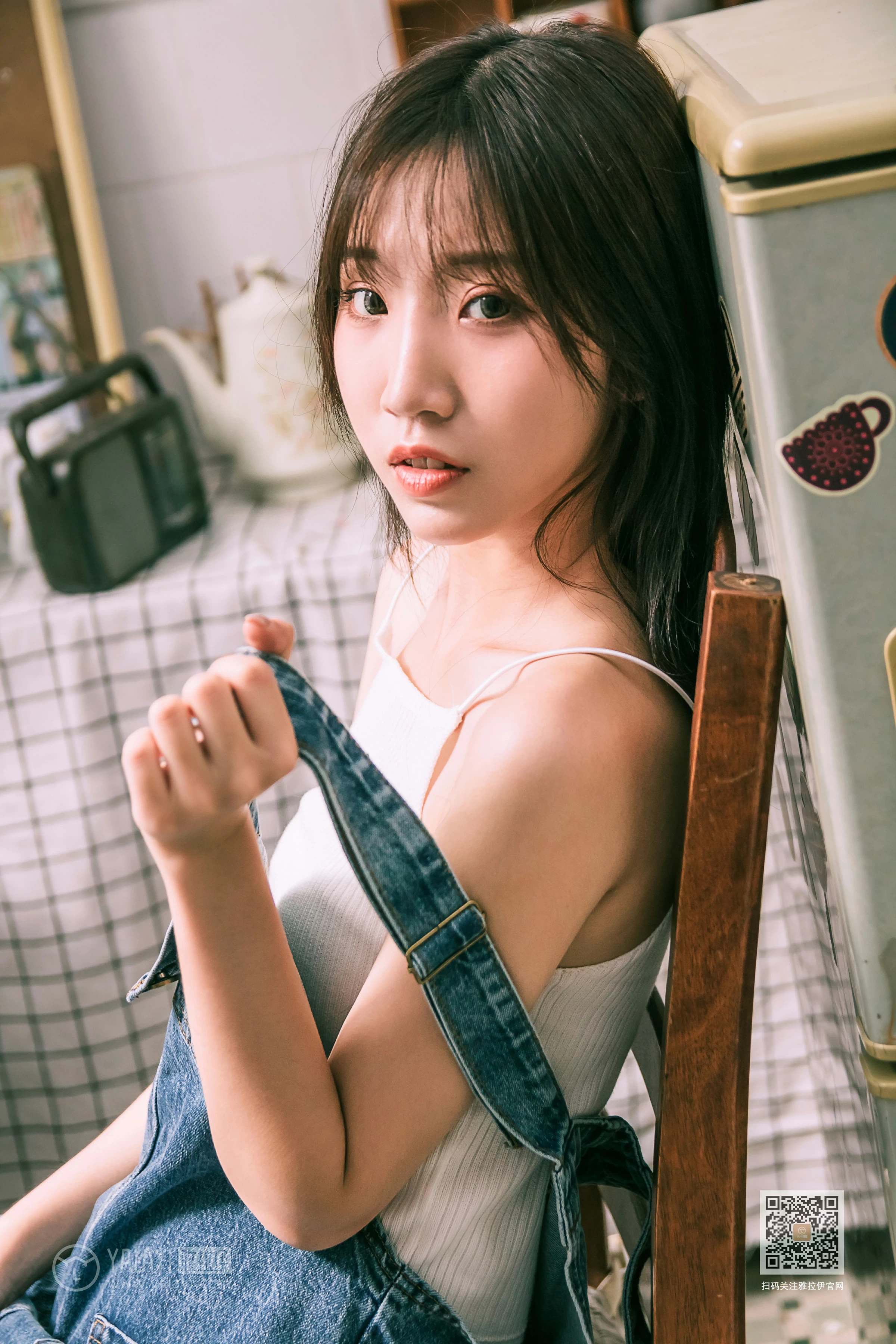 [YALAYI雅拉伊]Vol.559 我的前女友 小乔 背带牛仔连身裤加白色性感小背心私房写真集第15张