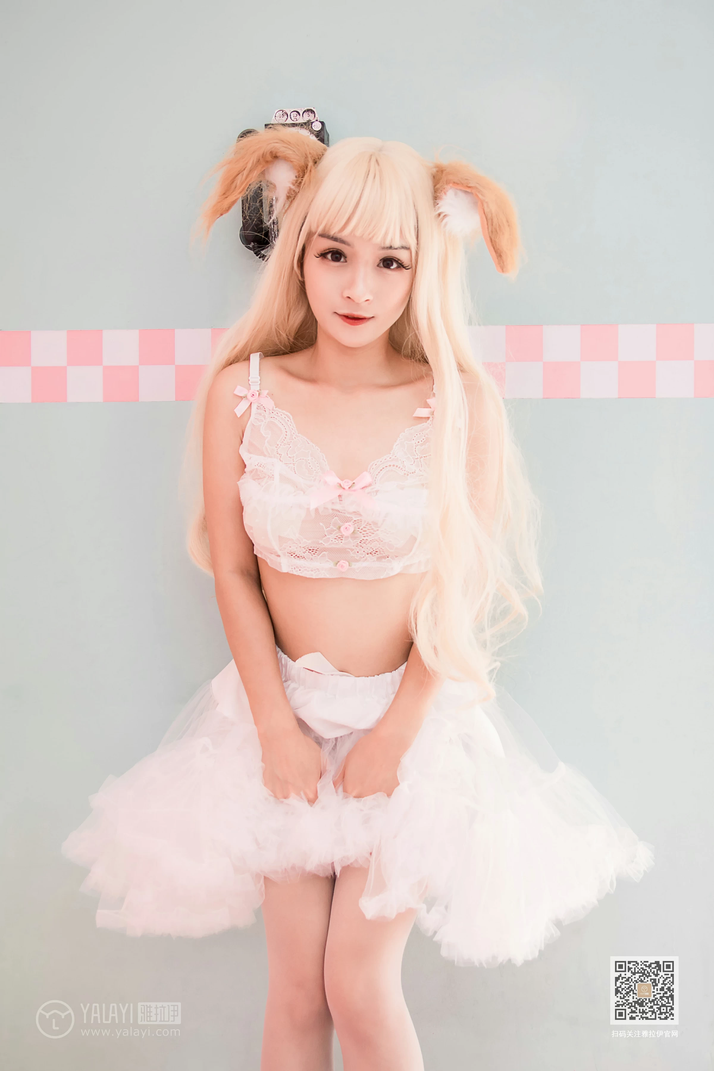 [YALAYI雅拉伊]Vol.562 二代妖精 艾丽 粉色透视情趣内衣加粉色丝袜美腿性感私房写真集第2张