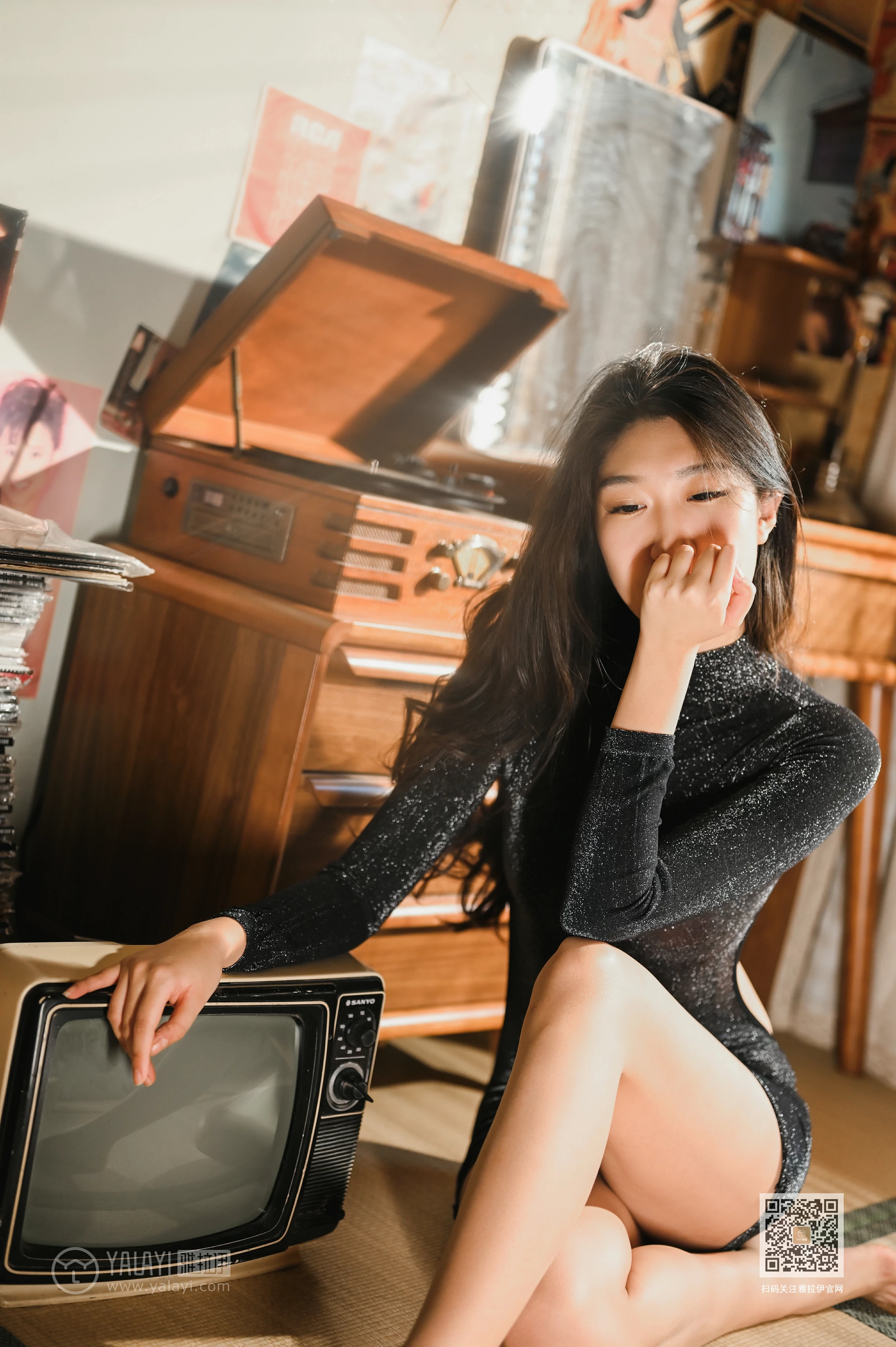 [YALAYI雅拉伊]Vol.567 玲珑 玫瑰 黑色紧身透视连衣裙性感私房写真集第2张