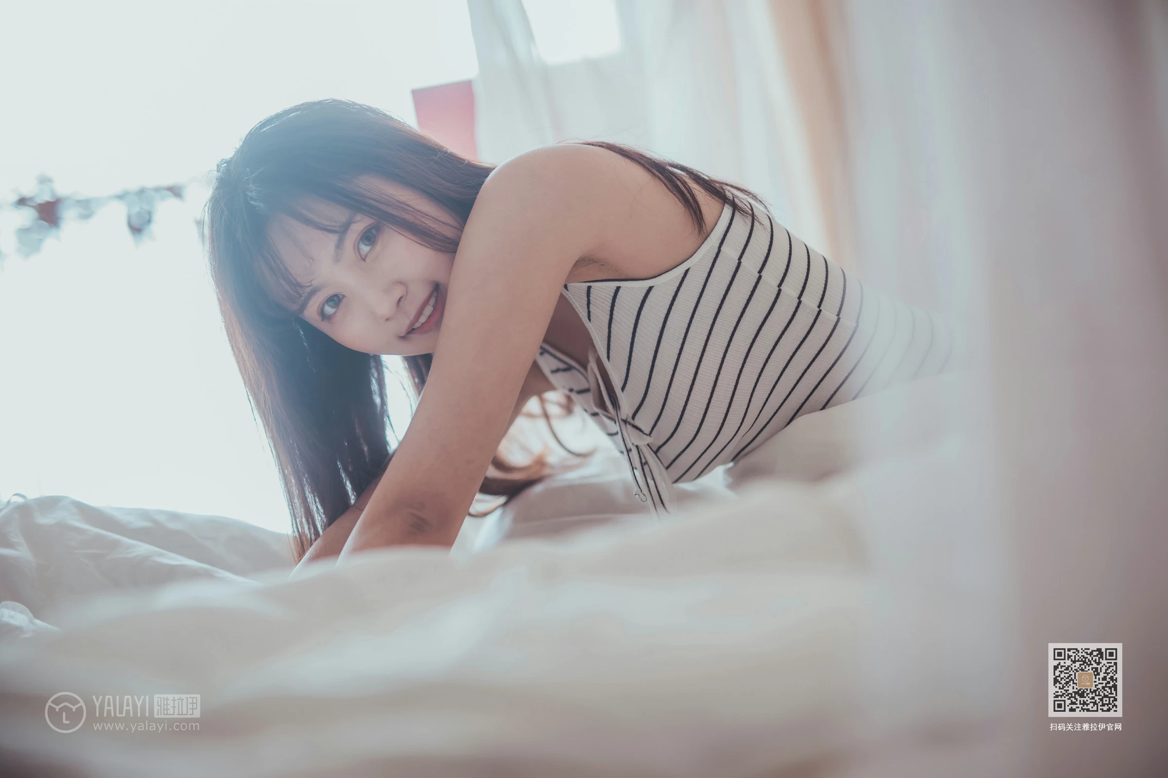 [YALAYI雅拉伊]Vol.581 不想起床 唐芯 白色性感小背心居家私房写真集第2张