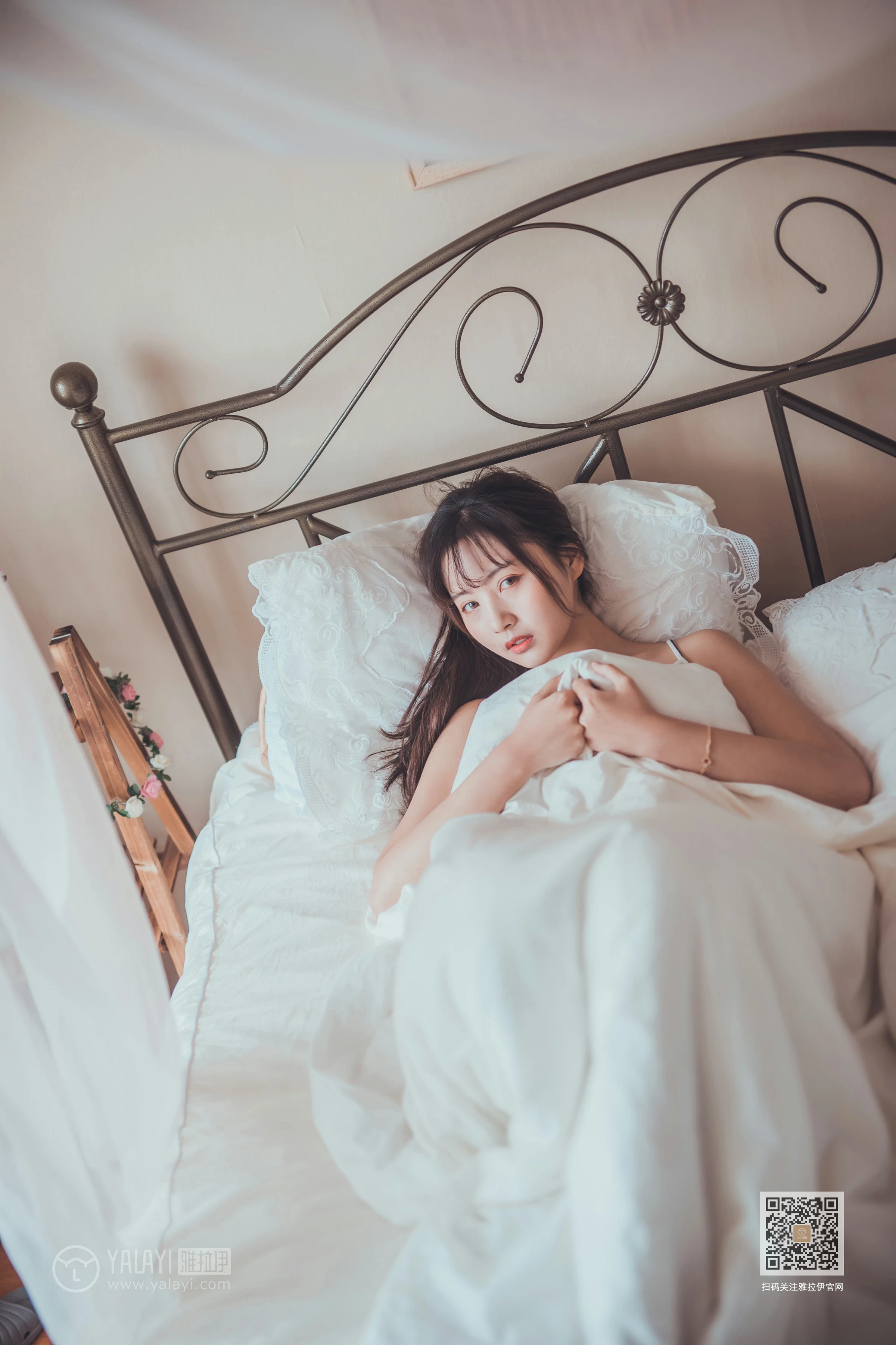[YALAYI雅拉伊]Vol.581 不想起床 唐芯 白色性感小背心居家私房写真集第3张