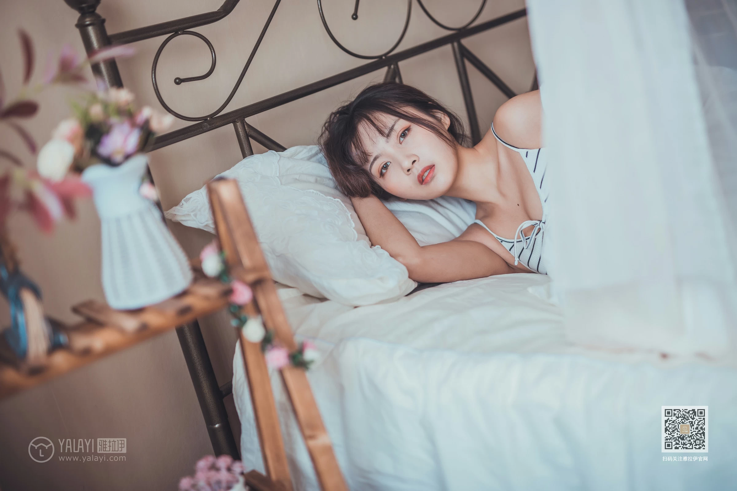 [YALAYI雅拉伊]Vol.581 不想起床 唐芯 白色性感小背心居家私房写真集第5张