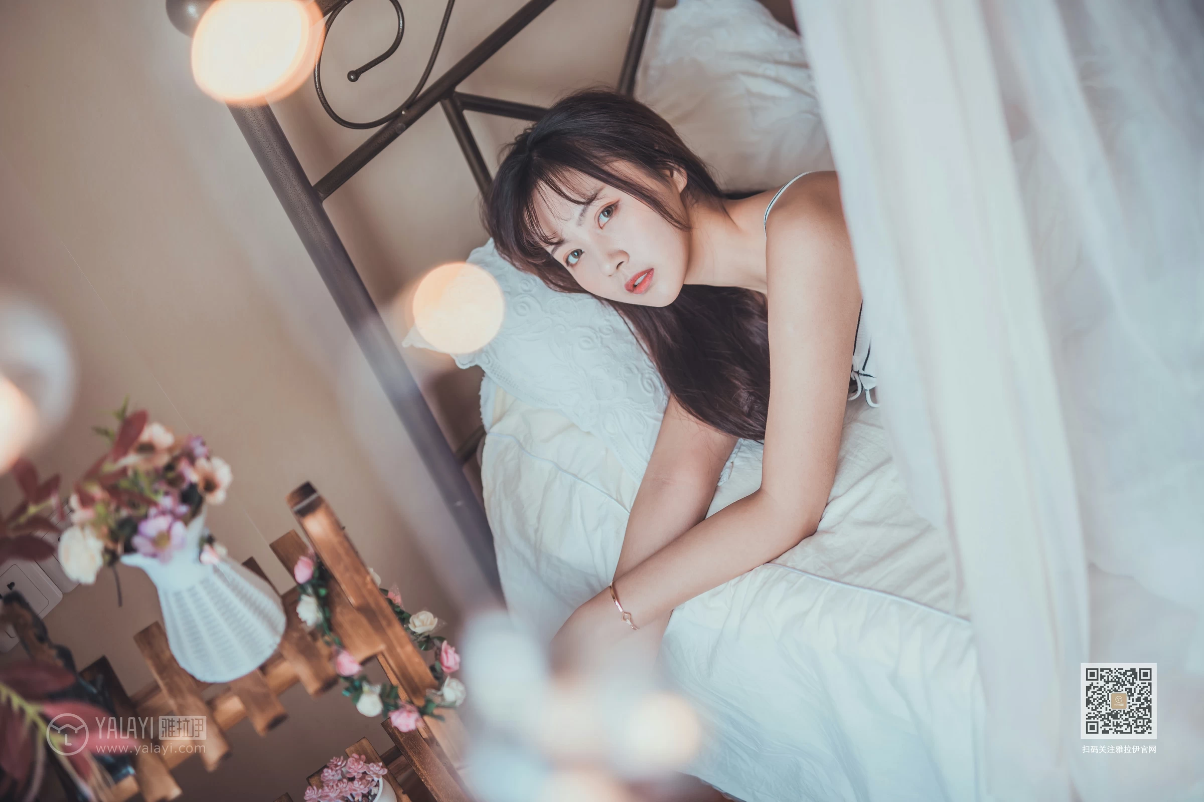 [YALAYI雅拉伊]Vol.581 不想起床 唐芯 白色性感小背心居家私房写真集第7张