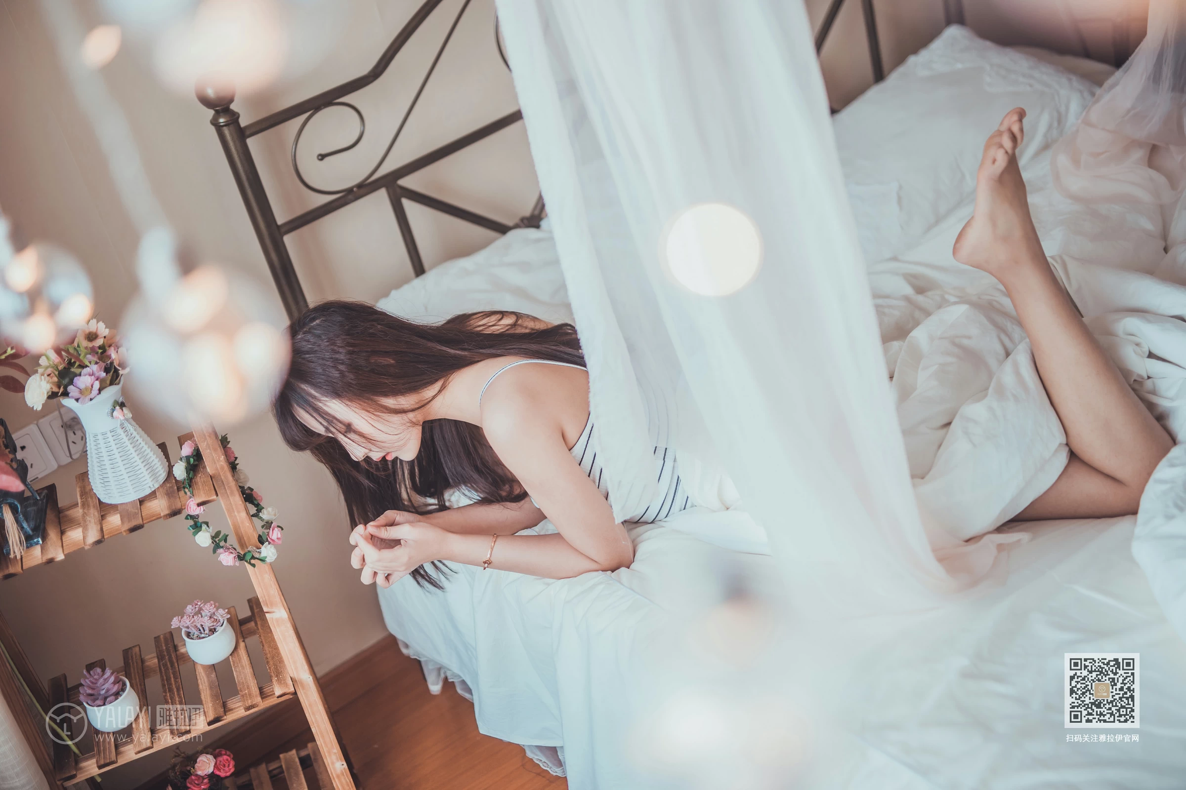 [YALAYI雅拉伊]Vol.581 不想起床 唐芯 白色性感小背心居家私房写真集第9张