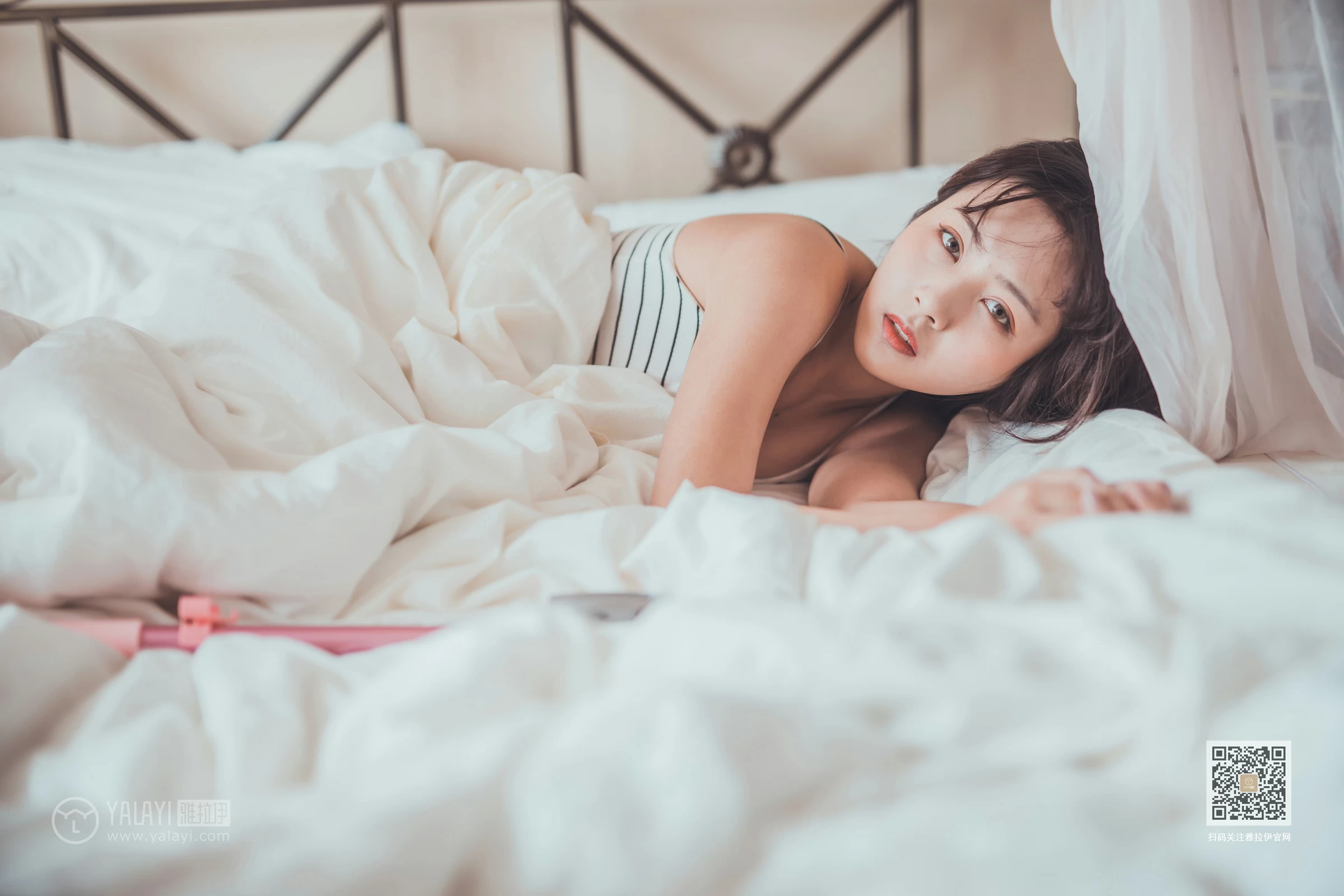 [YALAYI雅拉伊]Vol.581 不想起床 唐芯 白色性感小背心居家私房写真集第11张