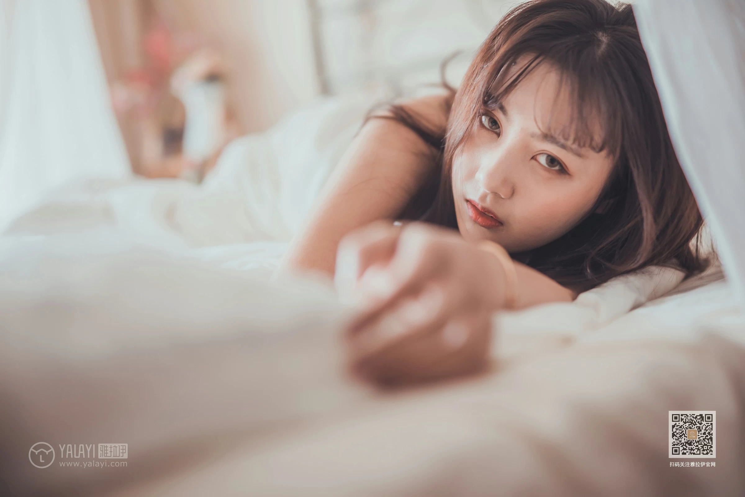 [YALAYI雅拉伊]Vol.581 不想起床 唐芯 白色性感小背心居家私房写真集第12张