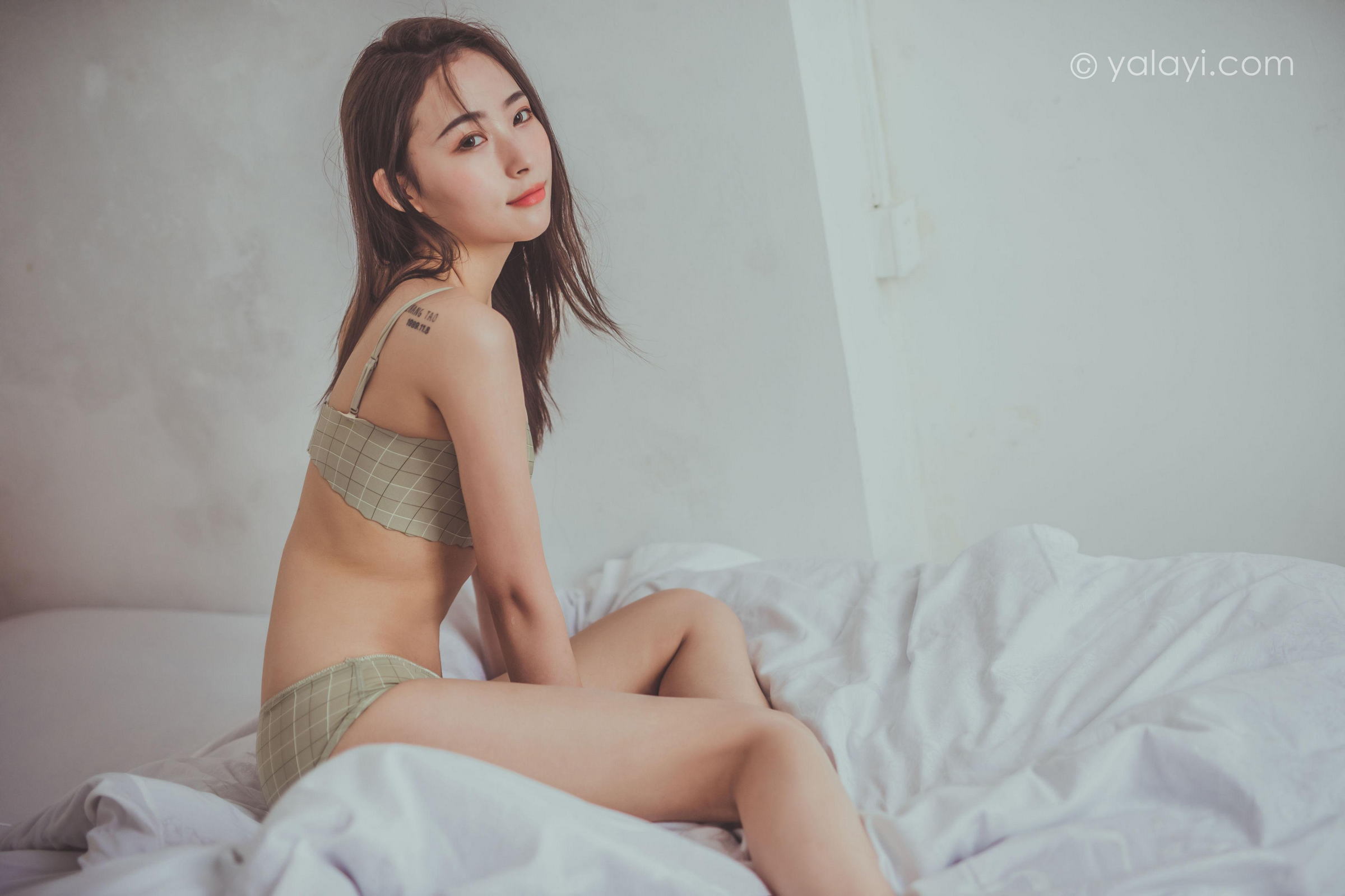 [YALAYI雅拉伊]Vol.587 蜗居 海棠 灰色内衣居家性感私房写真集第3张