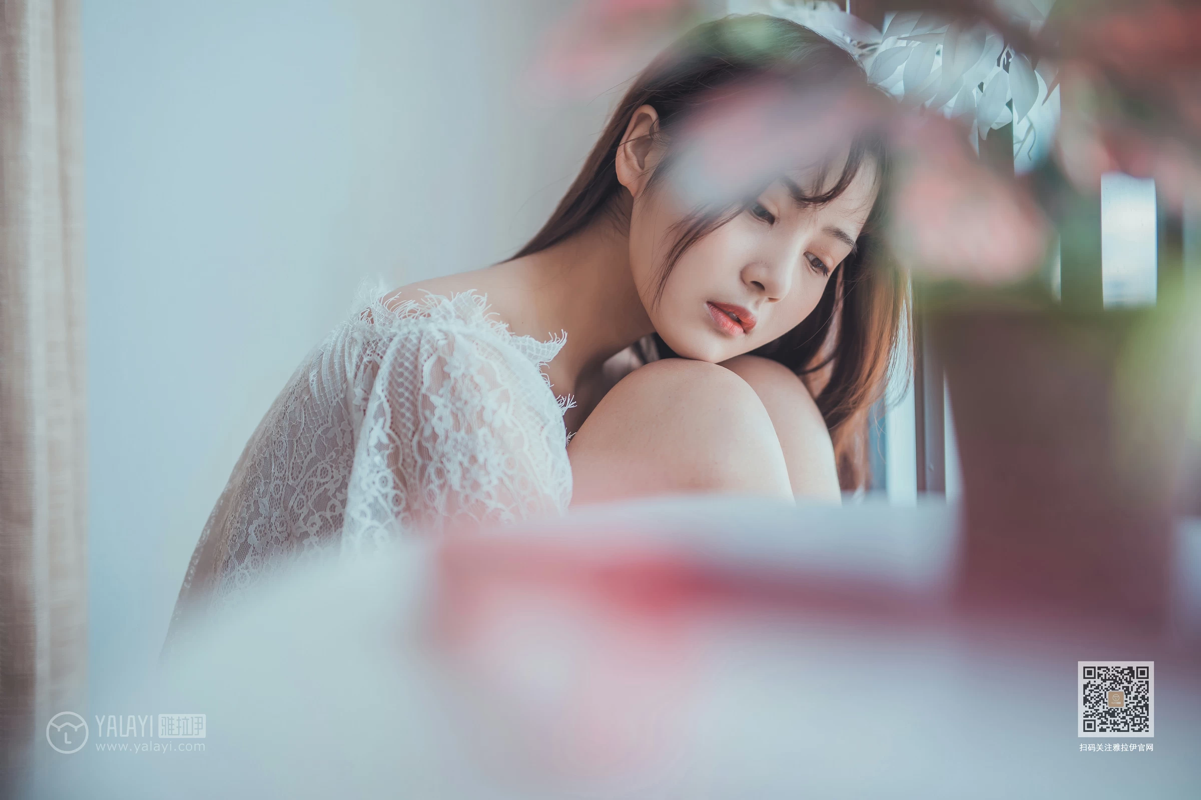 [YALAYI雅拉伊]Vol.588 清水有毒 唐芯 白色透视镂空上衣加短裤性感私房写真集第2张