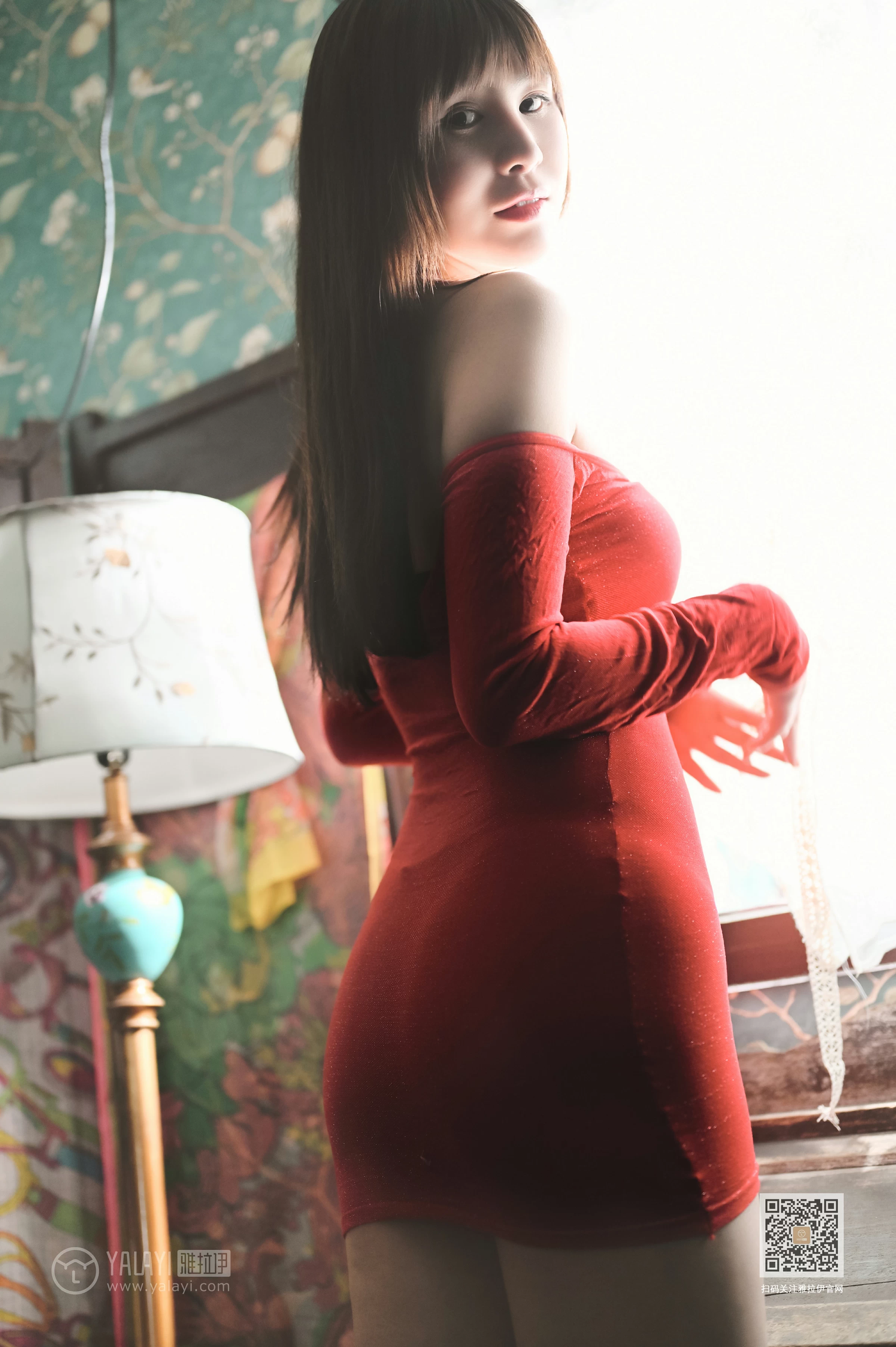 [YALAYI雅拉伊]Vol.589 怒放 斯雯 红色紧身裸背连衣裙居家性感私房写真集第8张