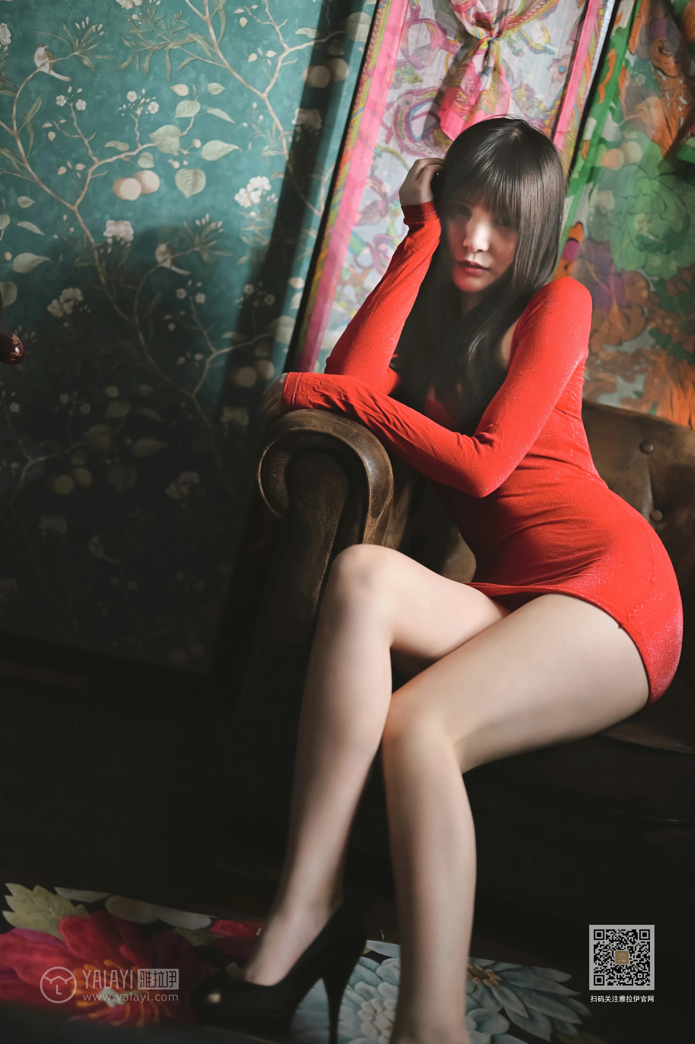 [YALAYI雅拉伊]Vol.589 怒放 斯雯 红色紧身裸背连衣裙居家性感私房写真集第11张