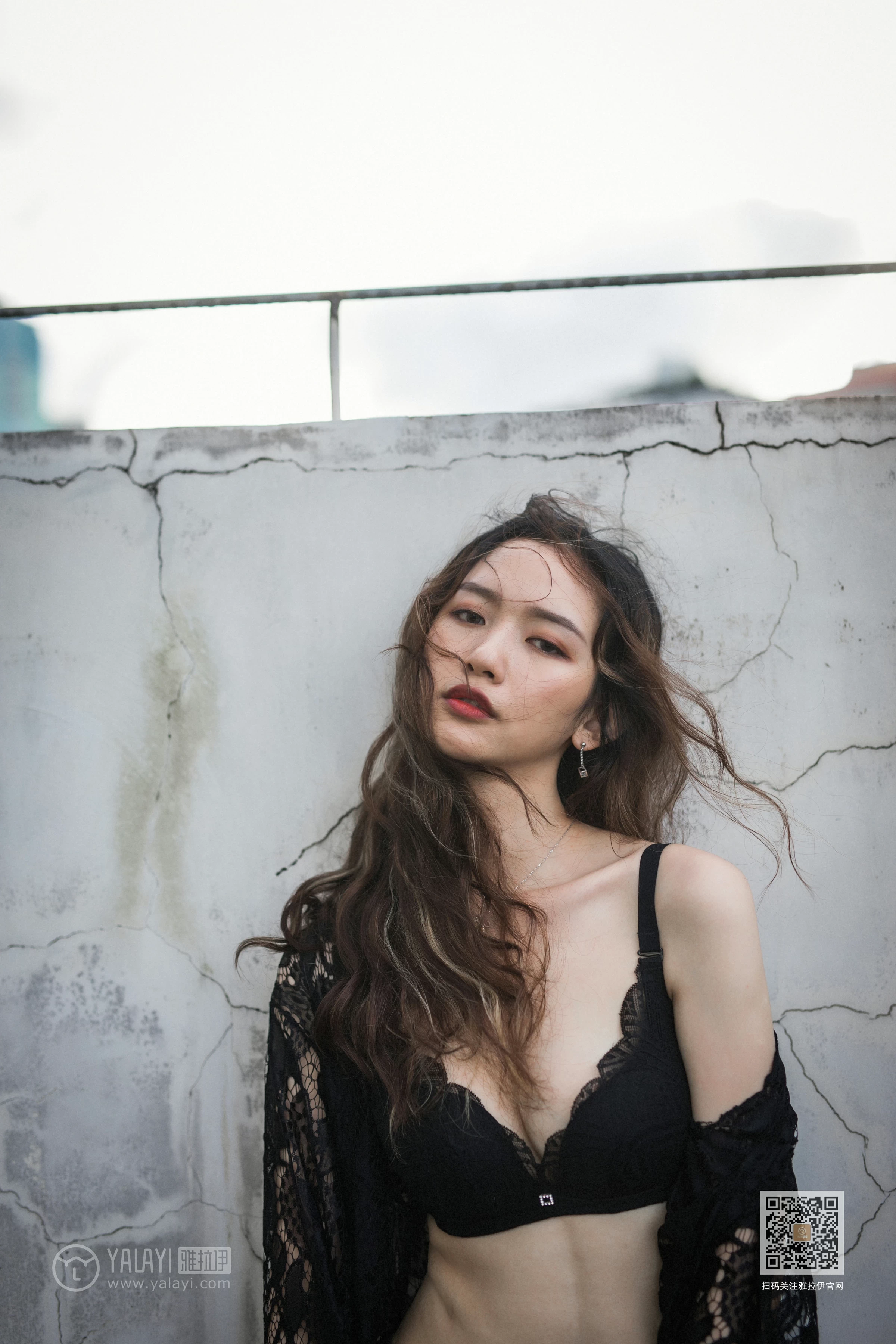 [YALAYI雅拉伊]Vol.590 下坠 晓琳 黑色透视镂空睡衣加黑色蕾丝内衣性感私房写真集第1张