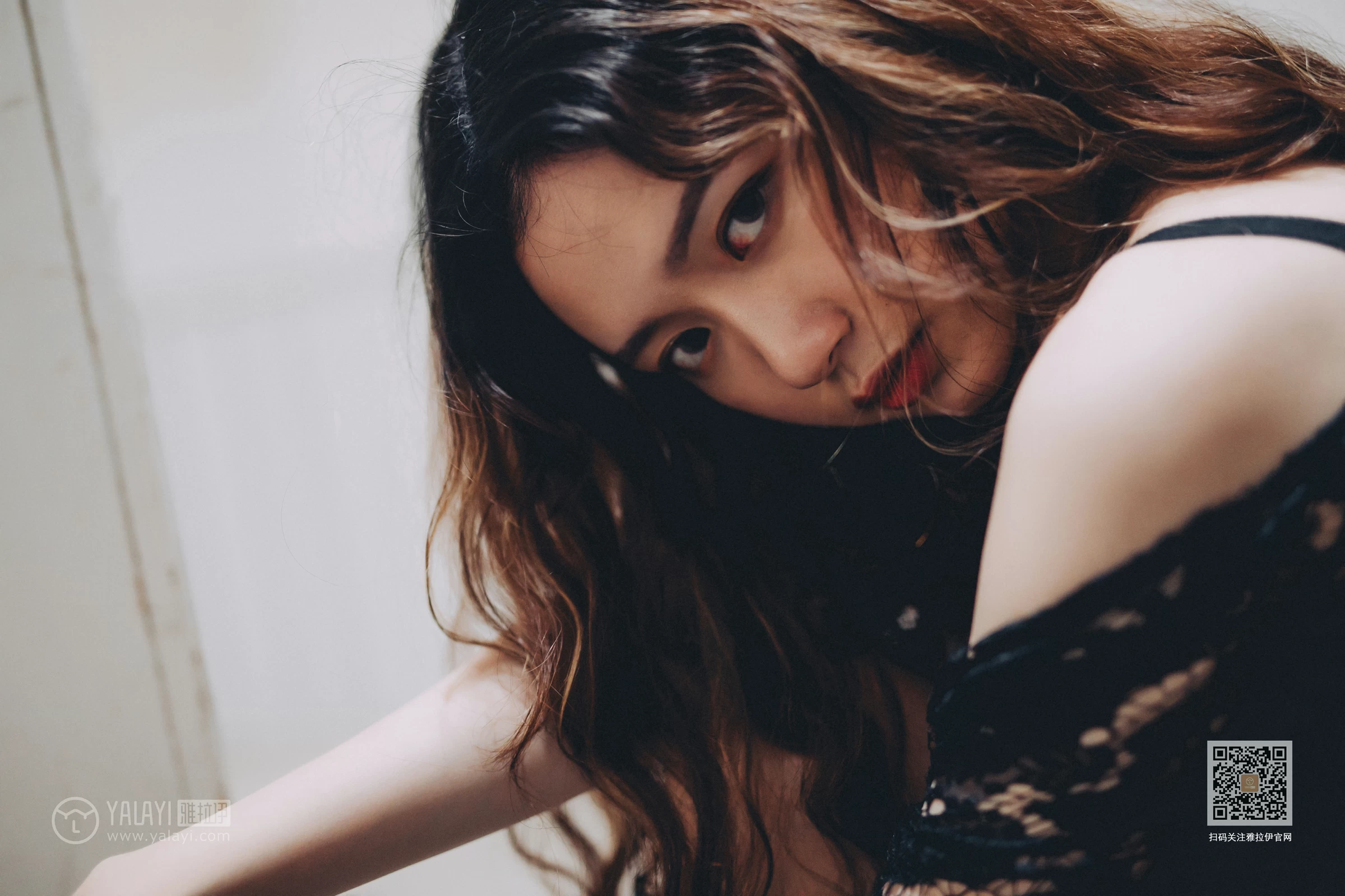 [YALAYI雅拉伊]Vol.590 下坠 晓琳 黑色透视镂空睡衣加黑色蕾丝内衣性感私房写真集第5张