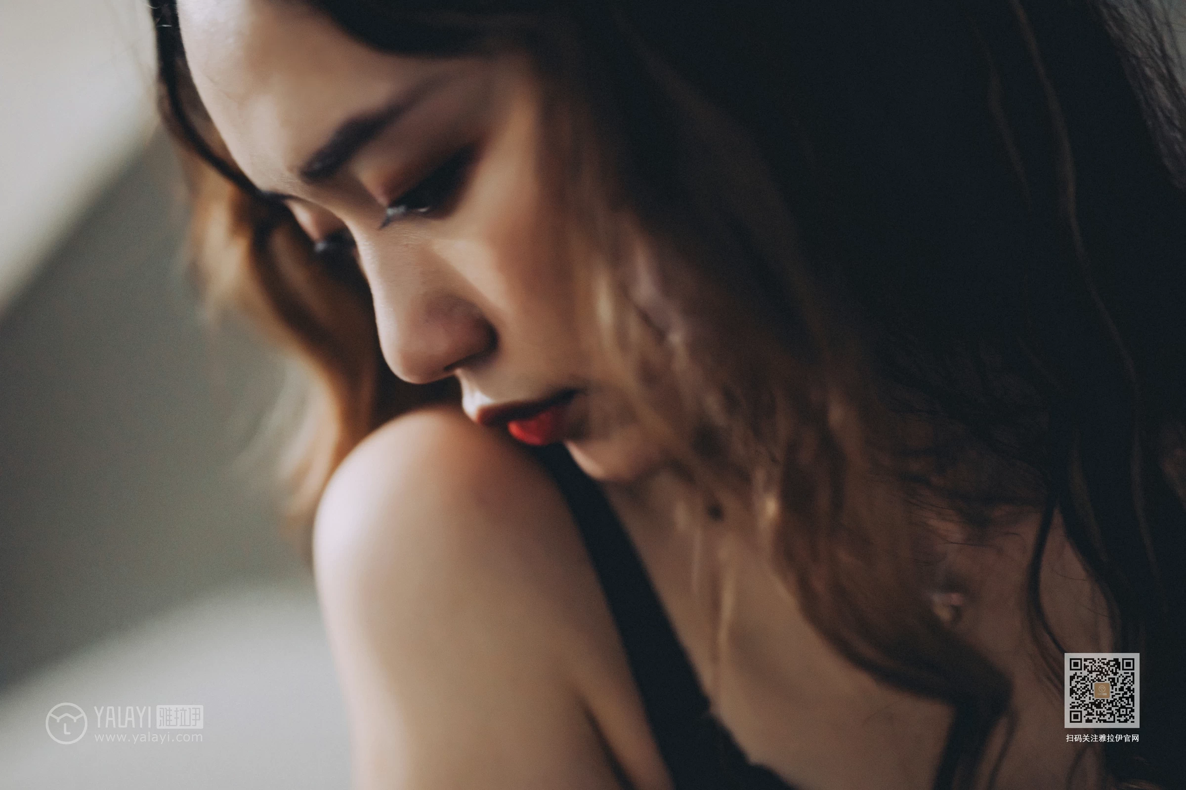 [YALAYI雅拉伊]Vol.590 下坠 晓琳 黑色透视镂空睡衣加黑色蕾丝内衣性感私房写真集第10张