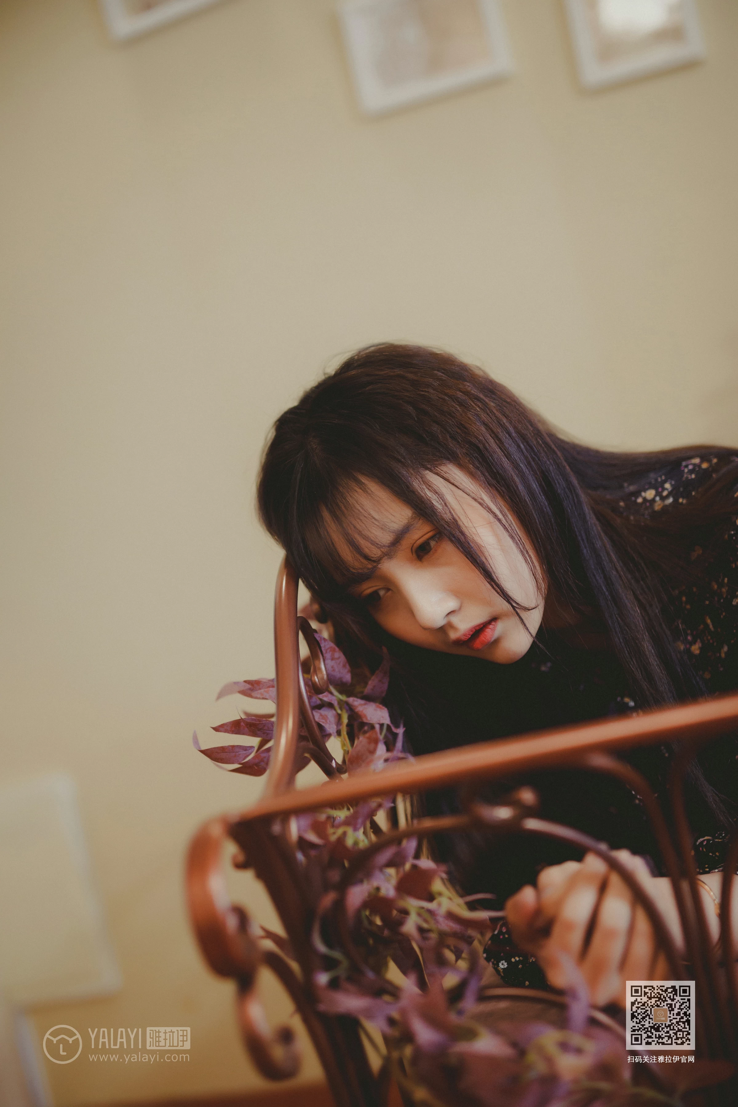 [YALAYI雅拉伊]Vol.593 南方姑娘 唐芯 黑色连衣裙居家私房写真集第14张