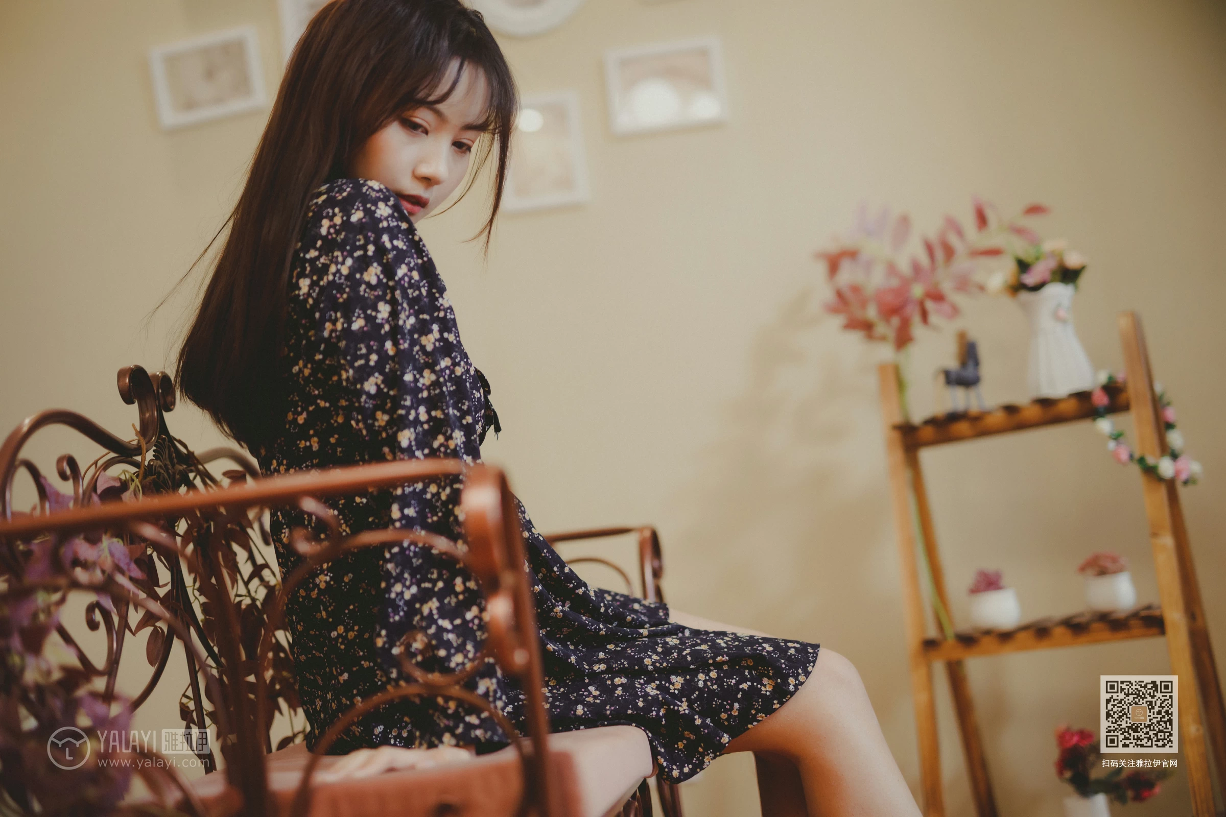 [YALAYI雅拉伊]Vol.593 南方姑娘 唐芯 黑色连衣裙居家私房写真集第15张