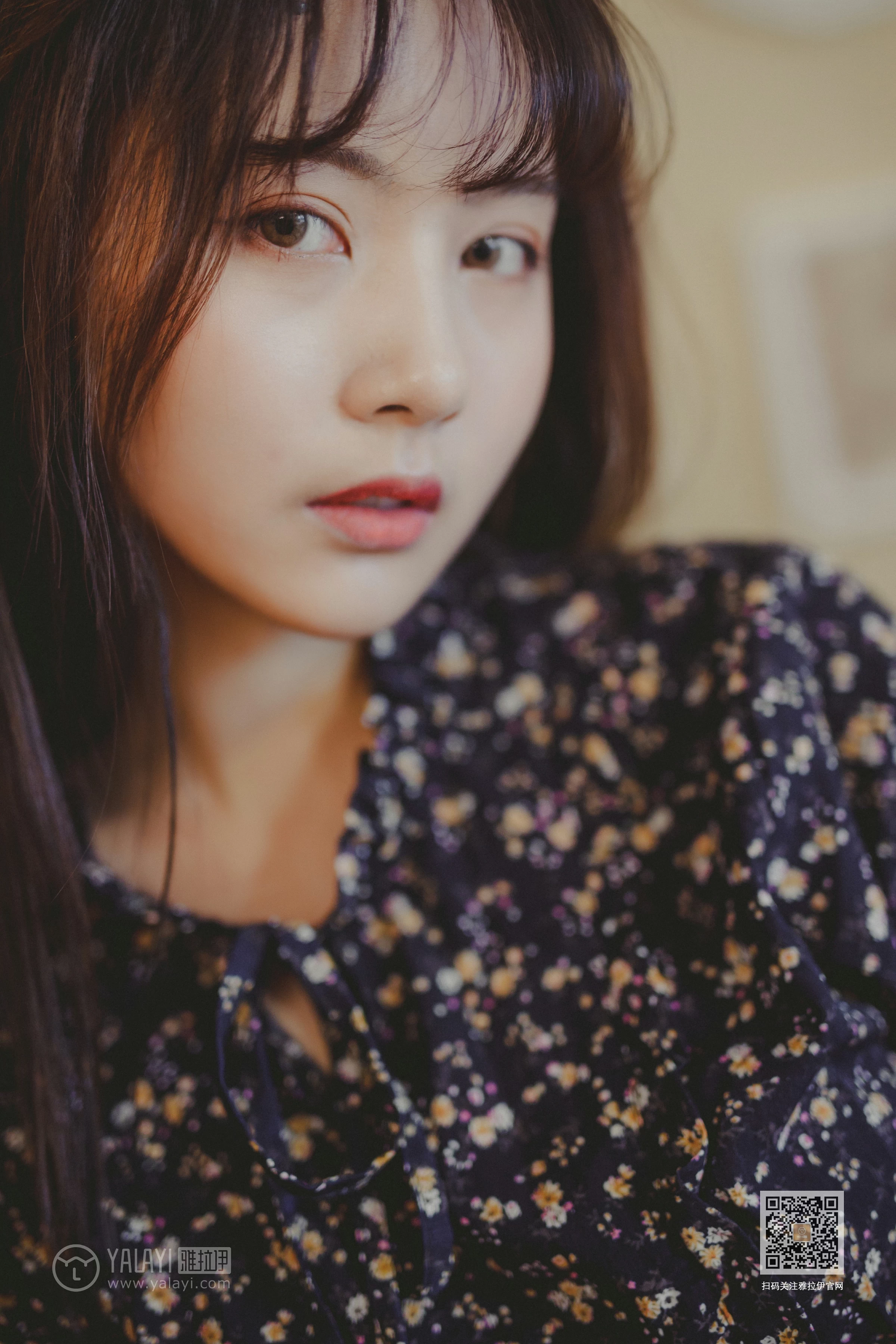 [YALAYI雅拉伊]Vol.593 南方姑娘 唐芯 黑色连衣裙居家私房写真集第9张