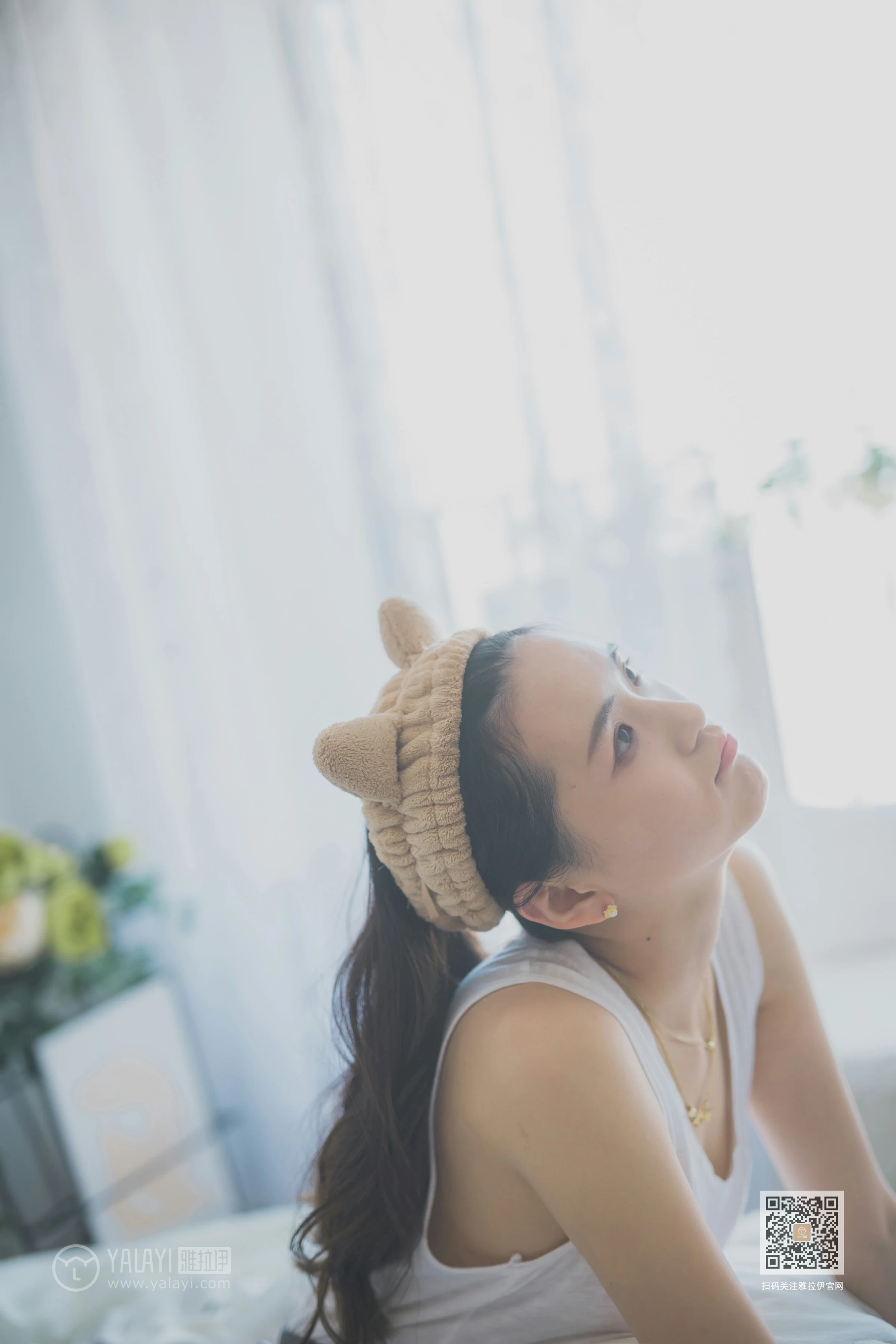 [YALAYI雅拉伊]Vol.596 超床啦！ 尹梦 白色背心加黑色短裙清纯可爱私房写真集第2张