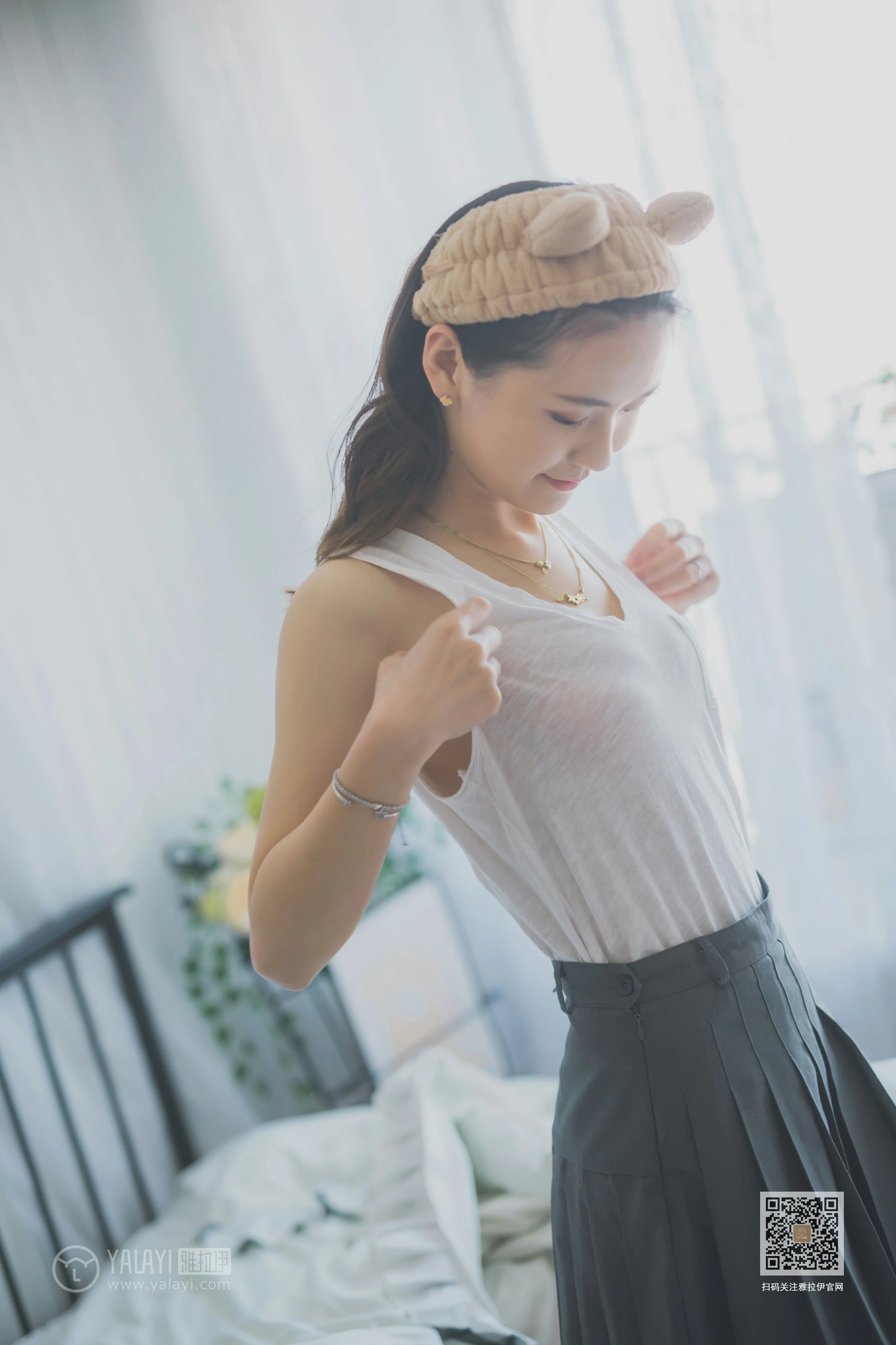 [YALAYI雅拉伊]Vol.596 超床啦！ 尹梦 白色背心加黑色短裙清纯可爱私房写真集第1张