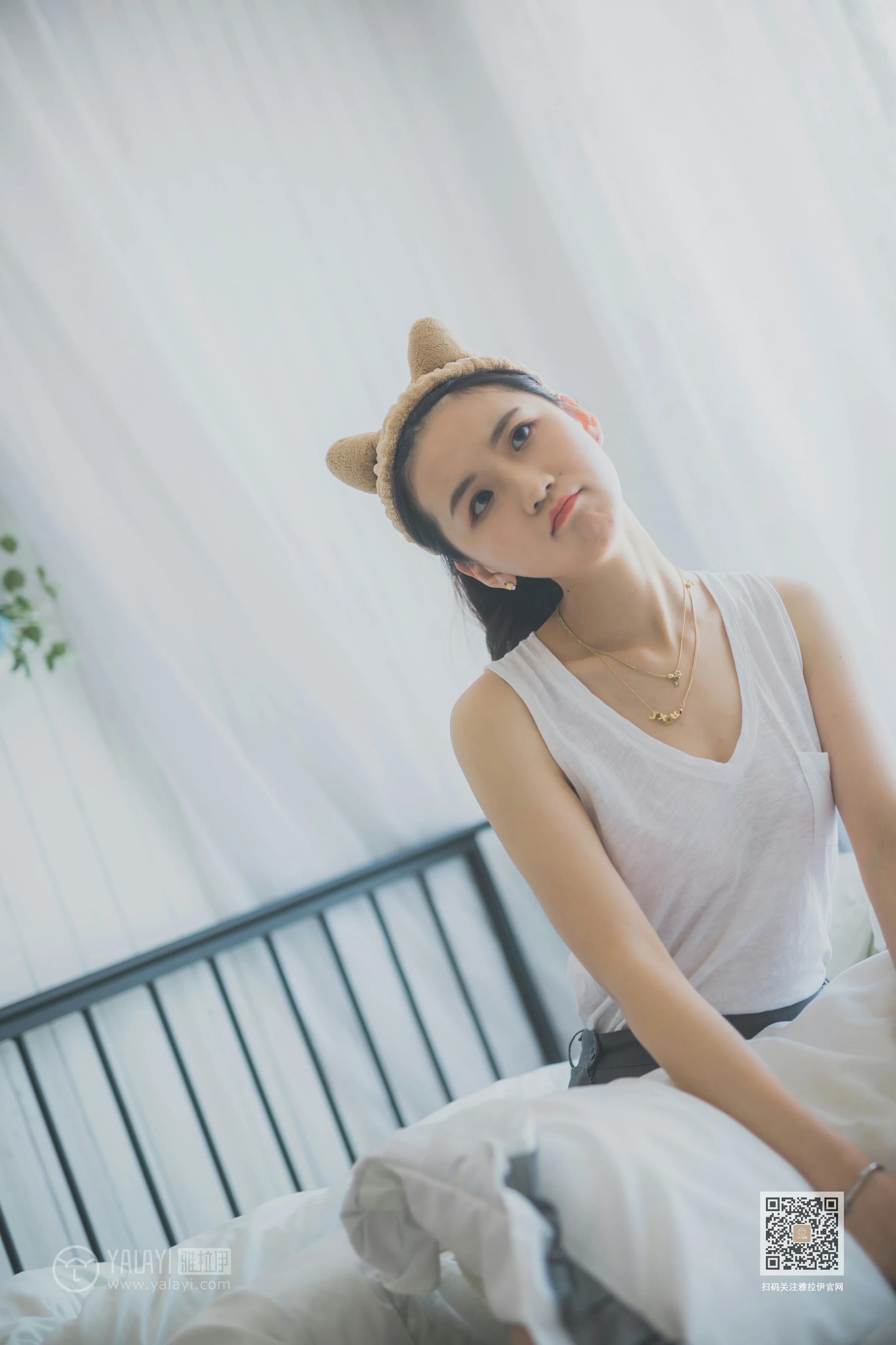 [YALAYI雅拉伊]Vol.596 超床啦！ 尹梦 白色背心加黑色短裙清纯可爱私房写真集第3张